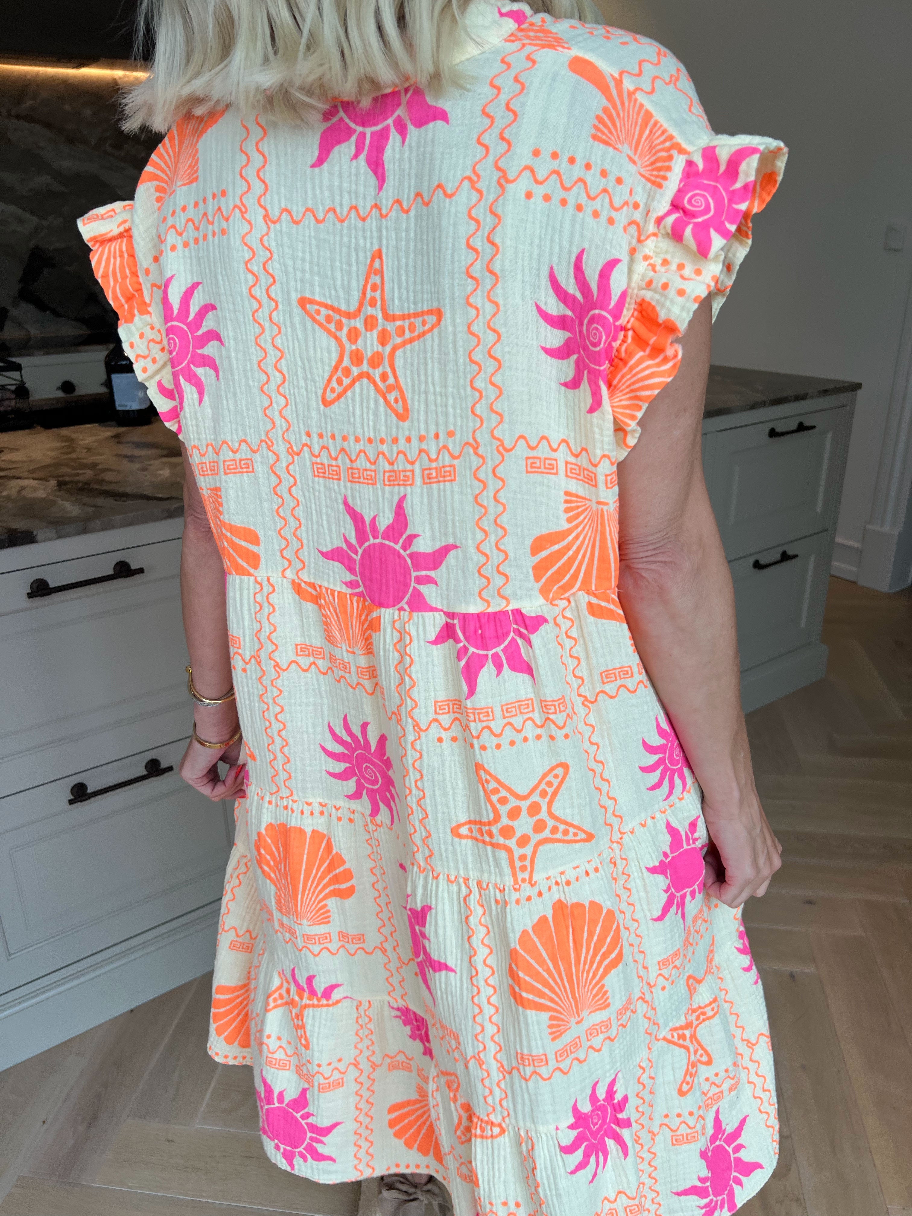 Layla - Plus size klänning i lager i mjukt muslintyg med färgglada sommarmotiv