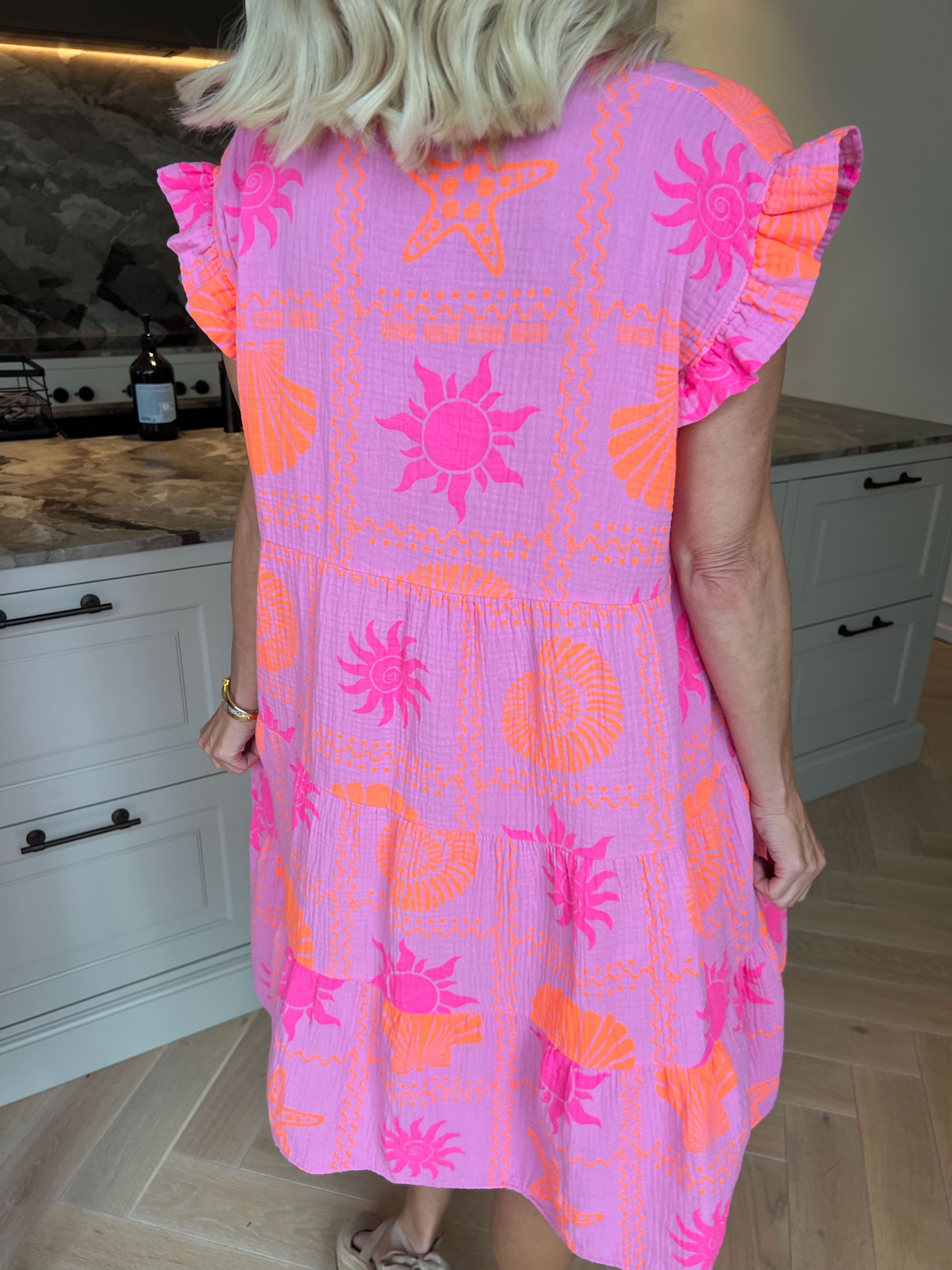 Layla - Plus size klänning i lager i mjukt muslintyg med färgglada sommarmotiv