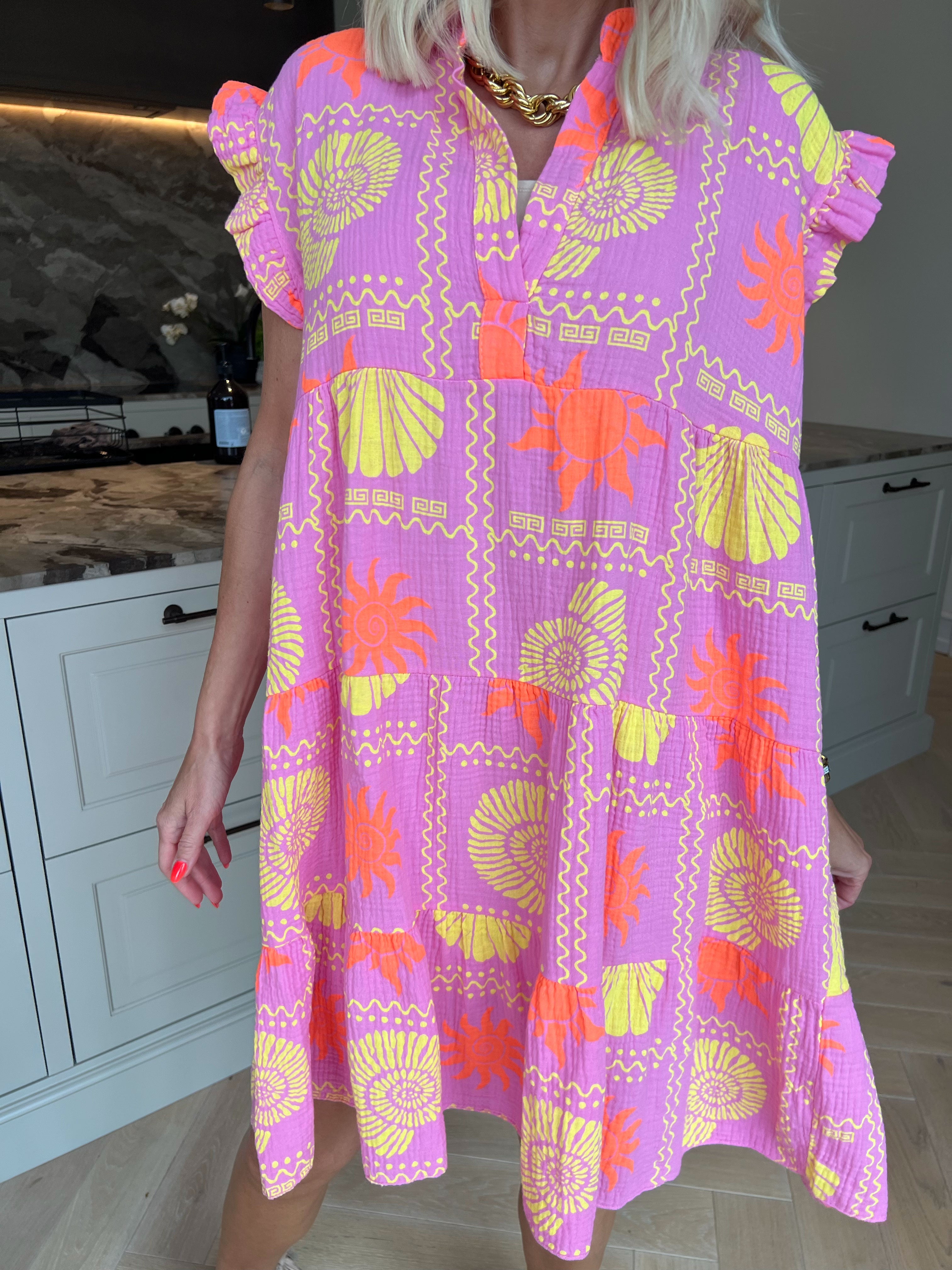 Layla - Plus size klänning i lager i mjukt muslintyg med färgglada sommarmotiv