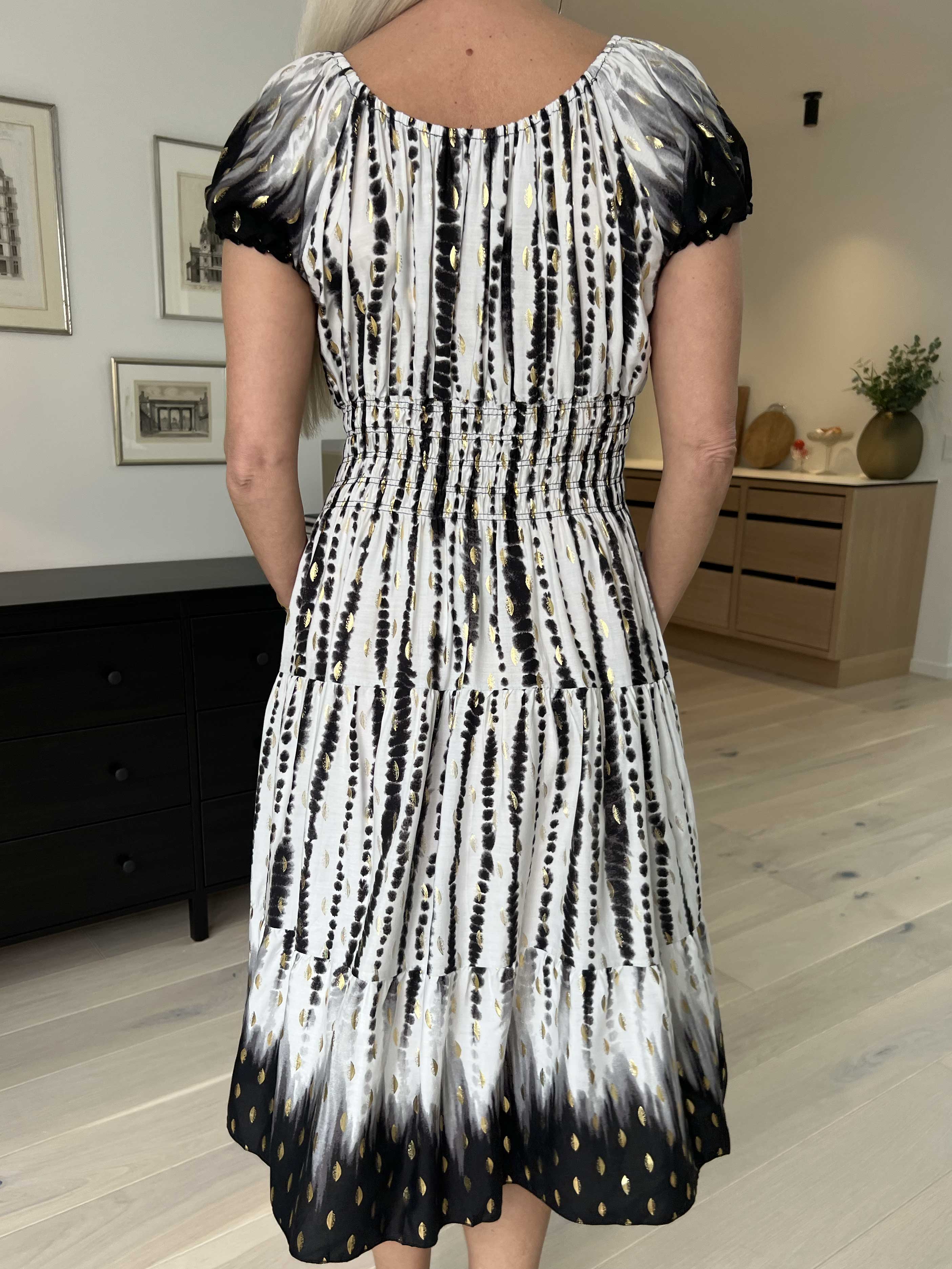 Lea - Söt klänning med smockad midja och halsringning