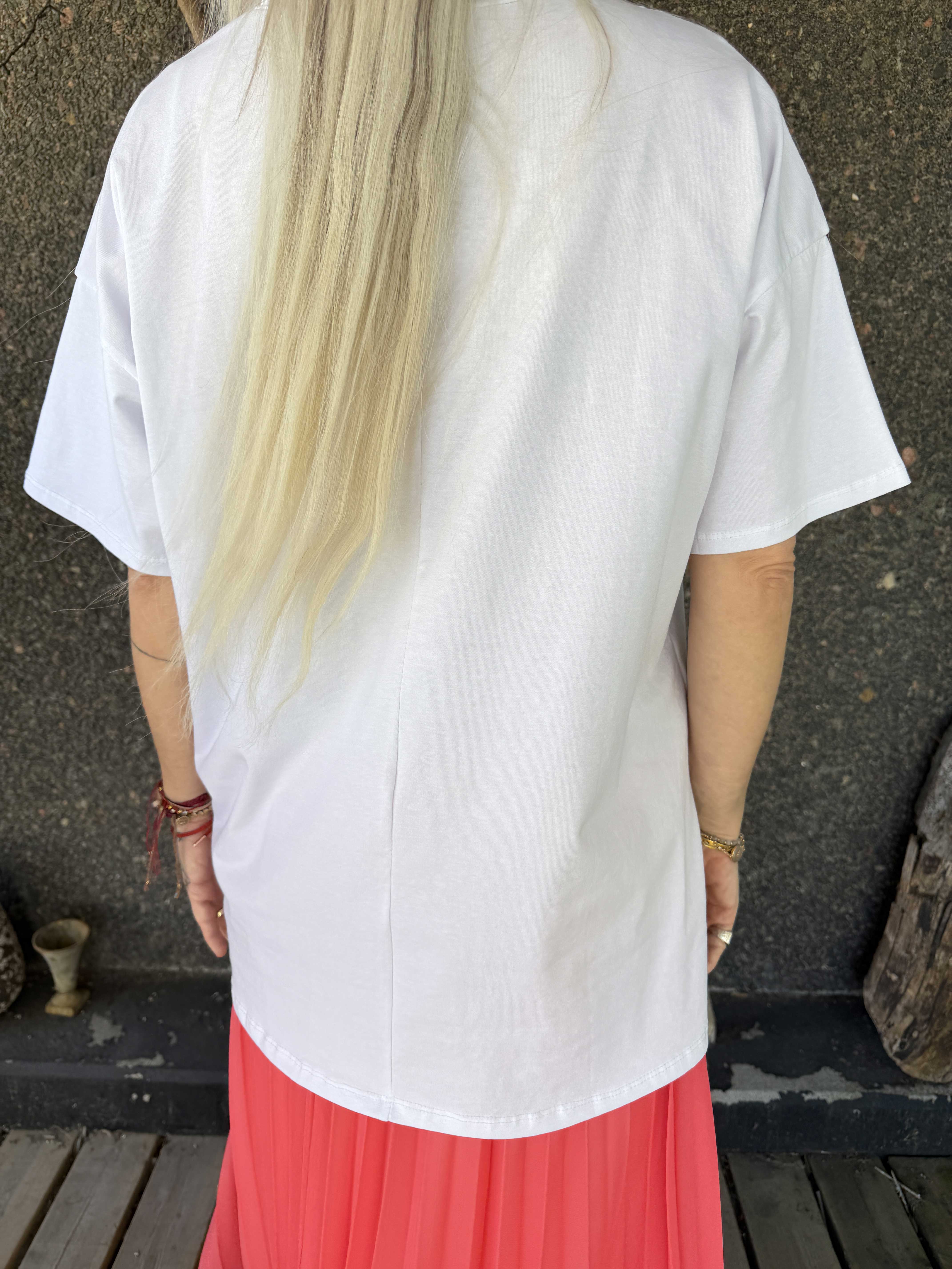 Leini - Oversized t-shirt i bomuld med v-udskæring og farverigt skrift