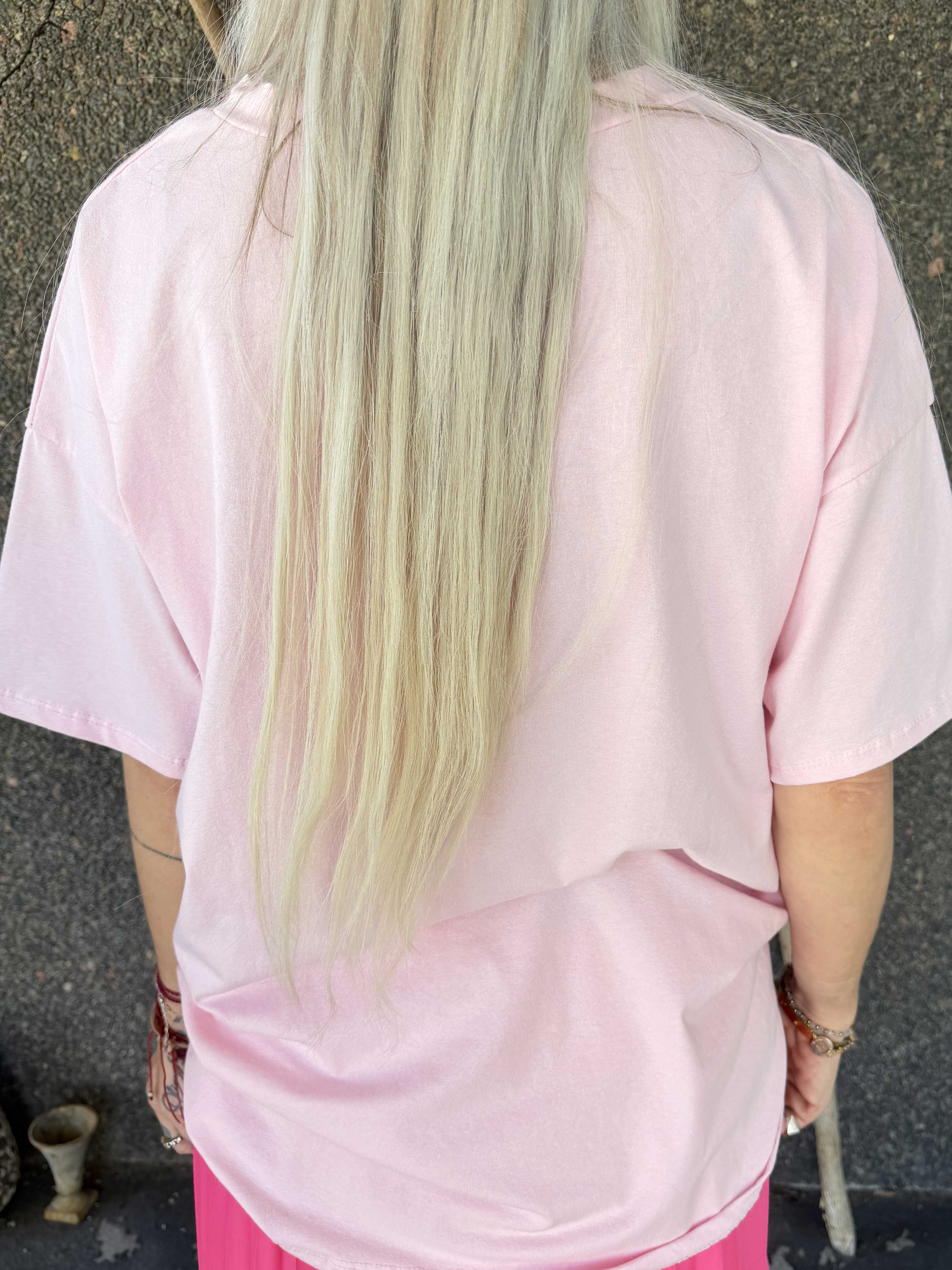 Leini - Oversized t-shirt i bomuld med v-udskæring og farverigt skrift
