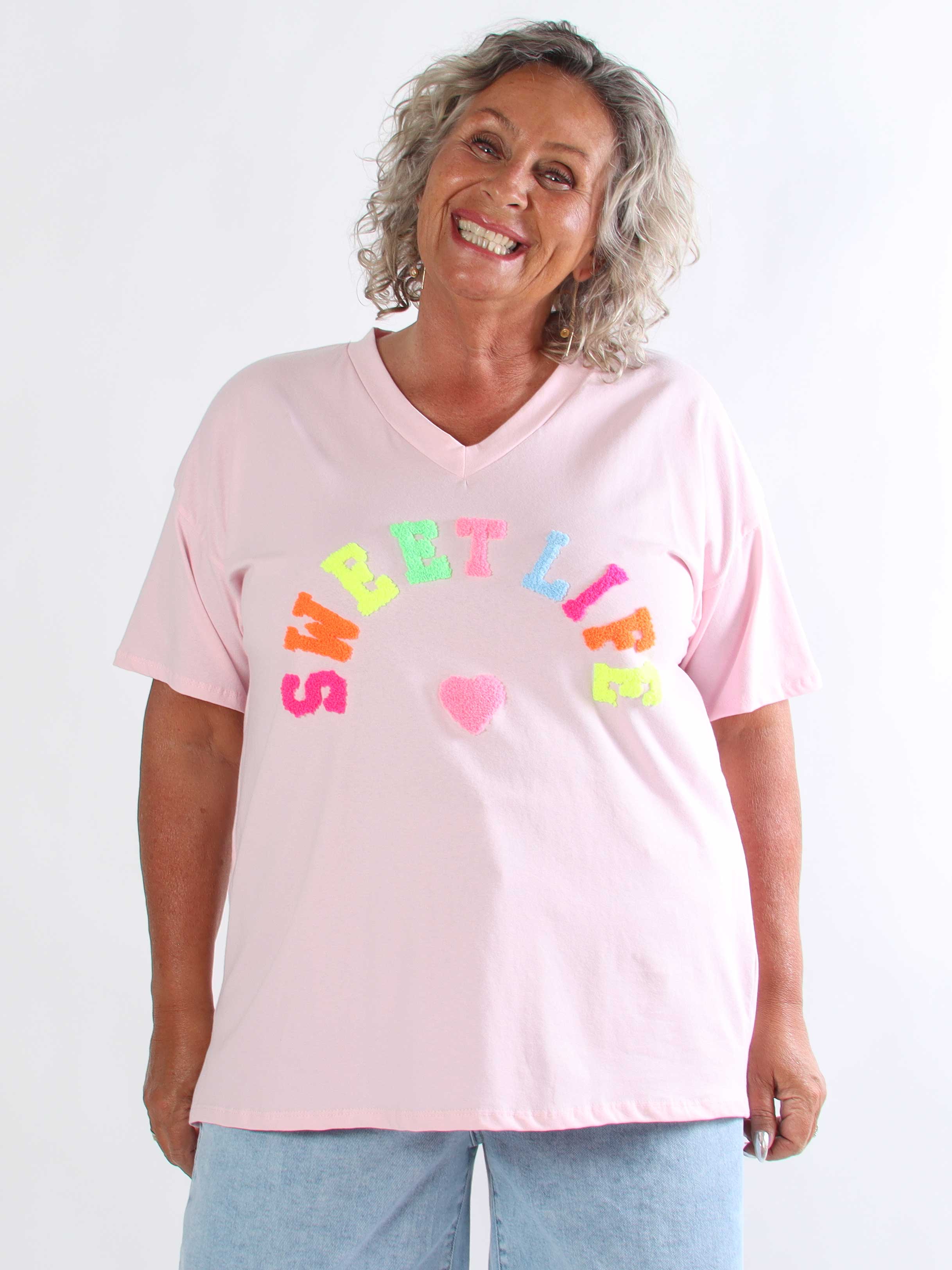 Leini - Plus size t-shirt i bomuld med v-udskæring og farverigt skrift