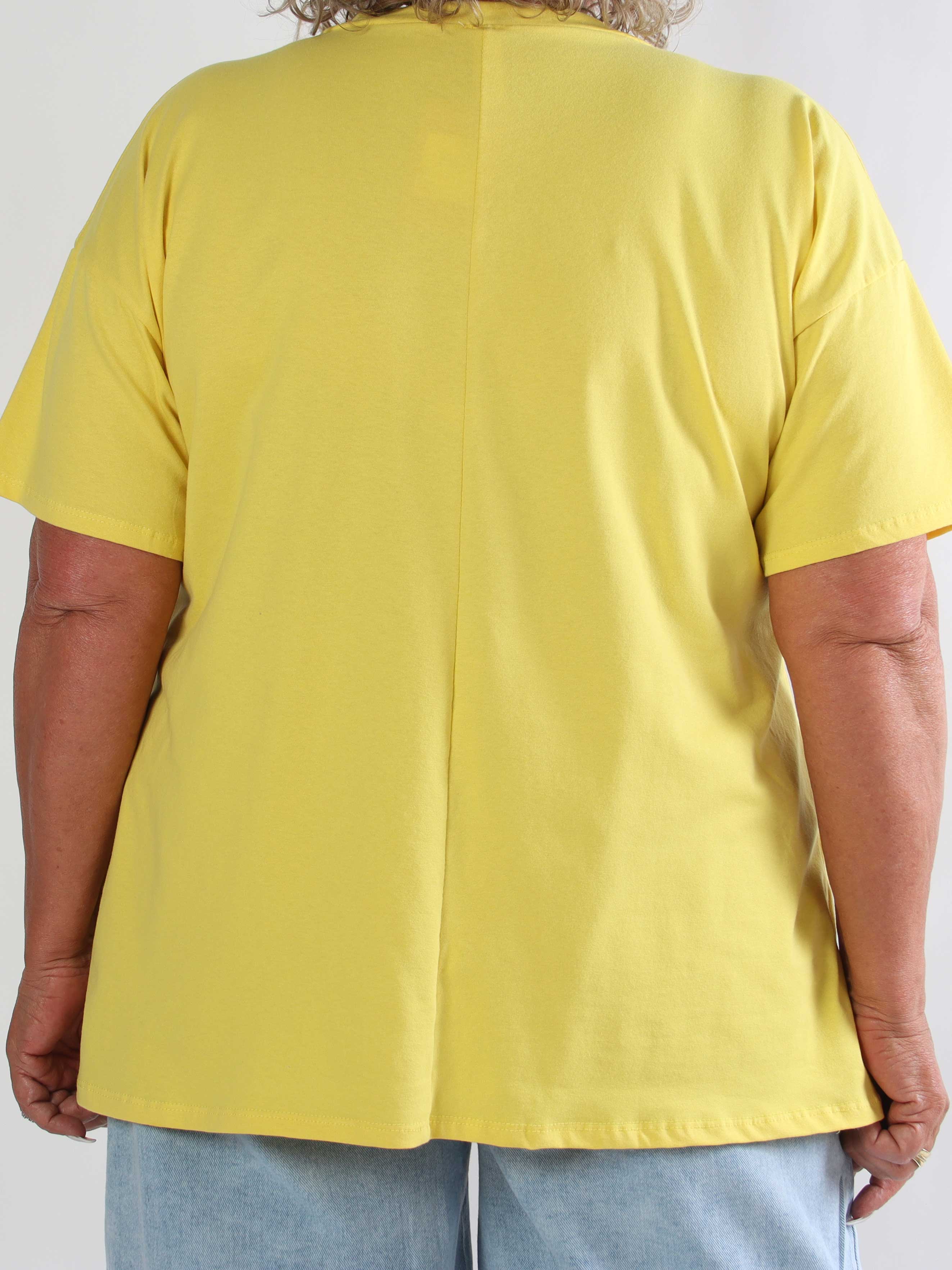 Leini - Plus size t-shirt i bomuld med v-udskæring og farverigt skrift