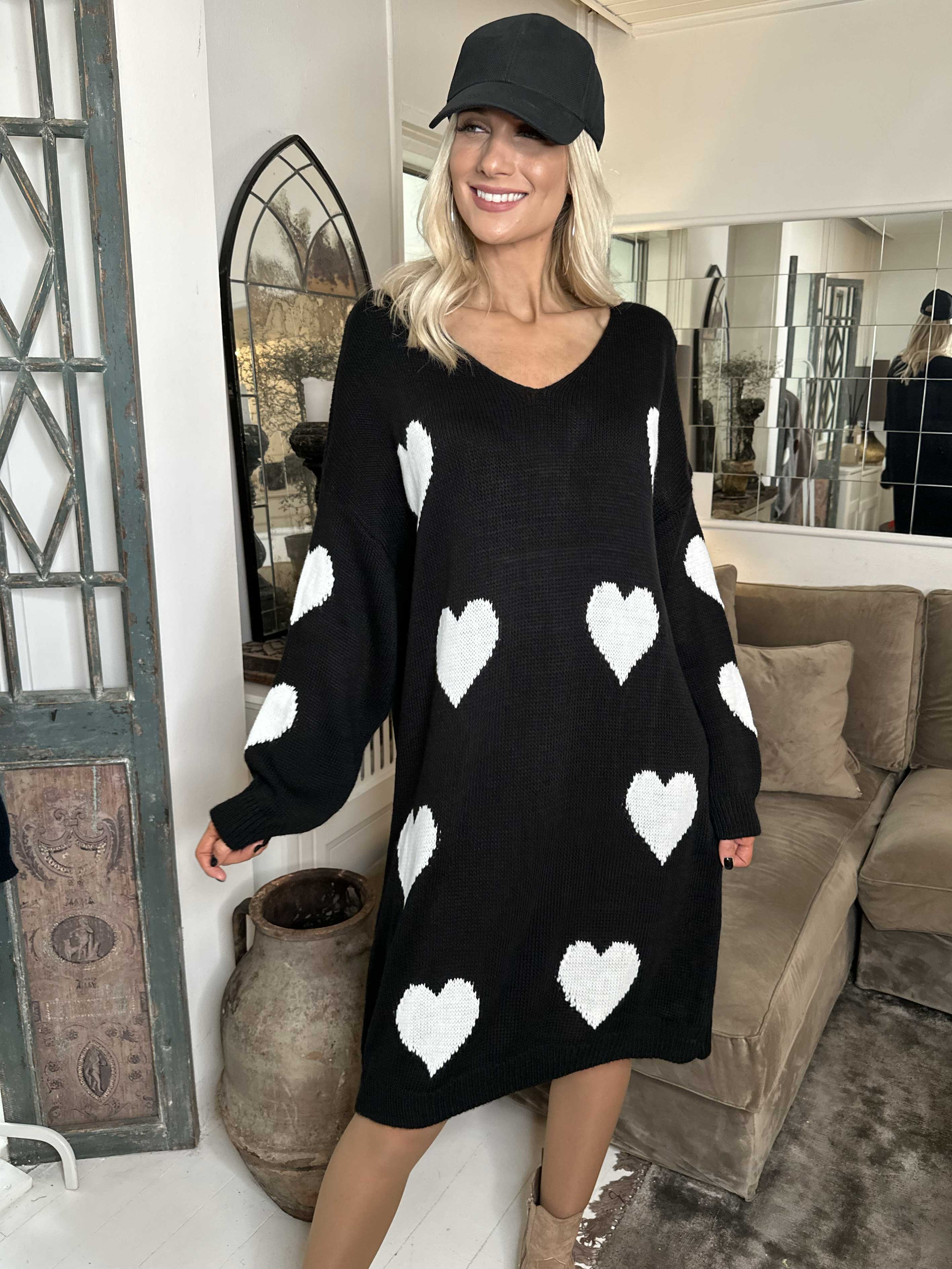 Lela - Stickad klänning med hjärtan