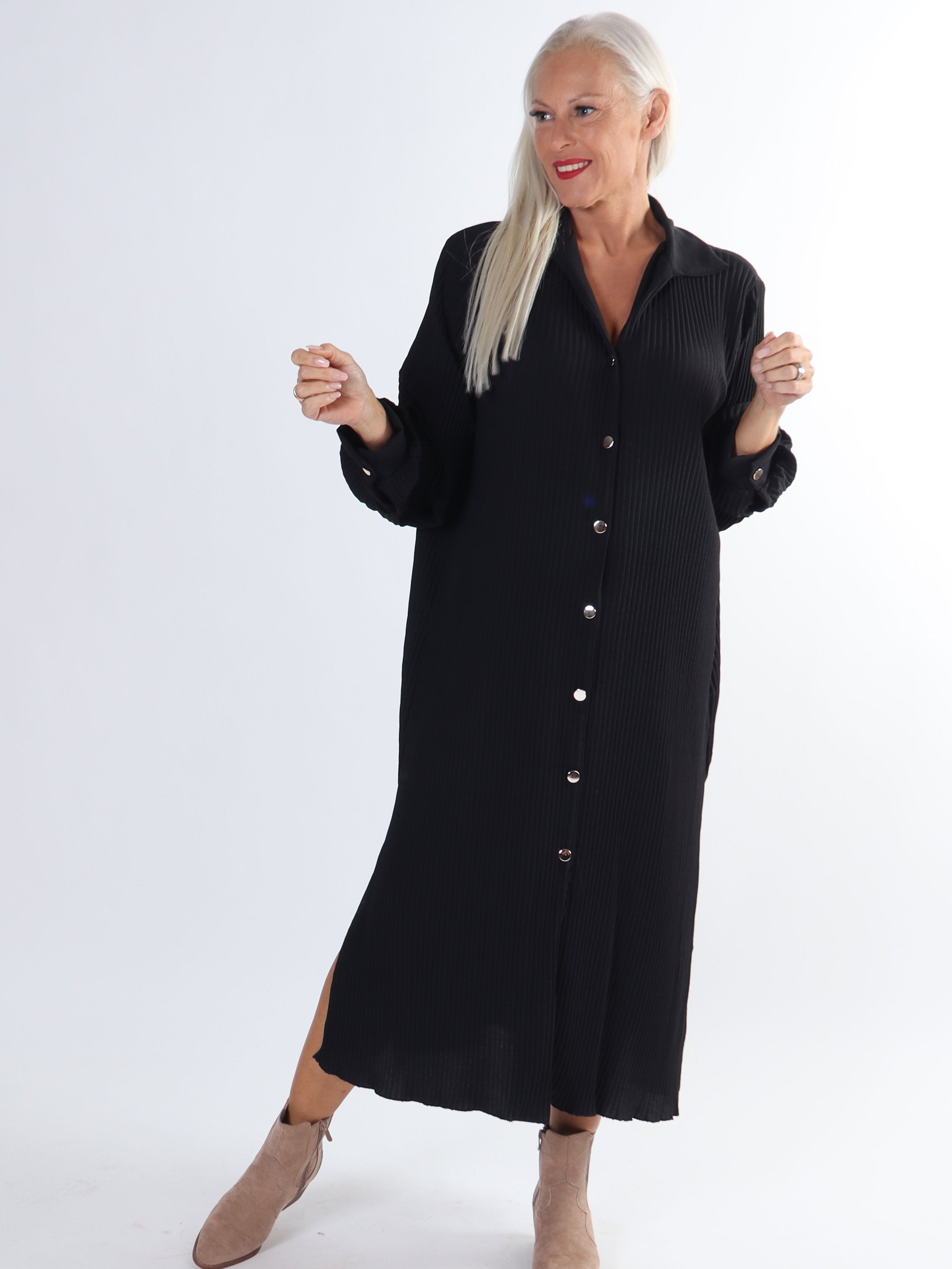 Lenora - Lång plisserad plus size klänning med knappar