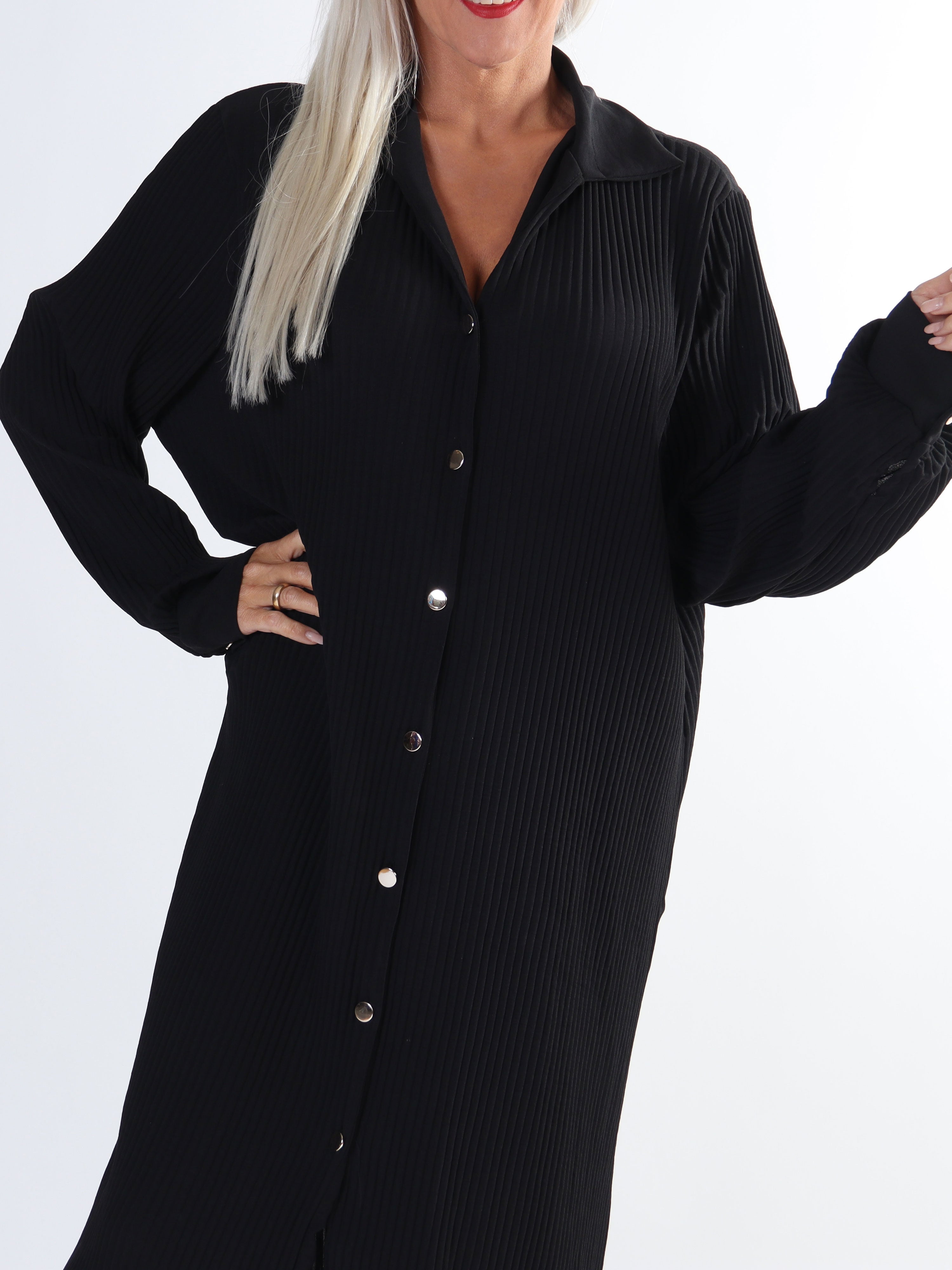 Lenora - Lång plisserad plus size klänning med knappar