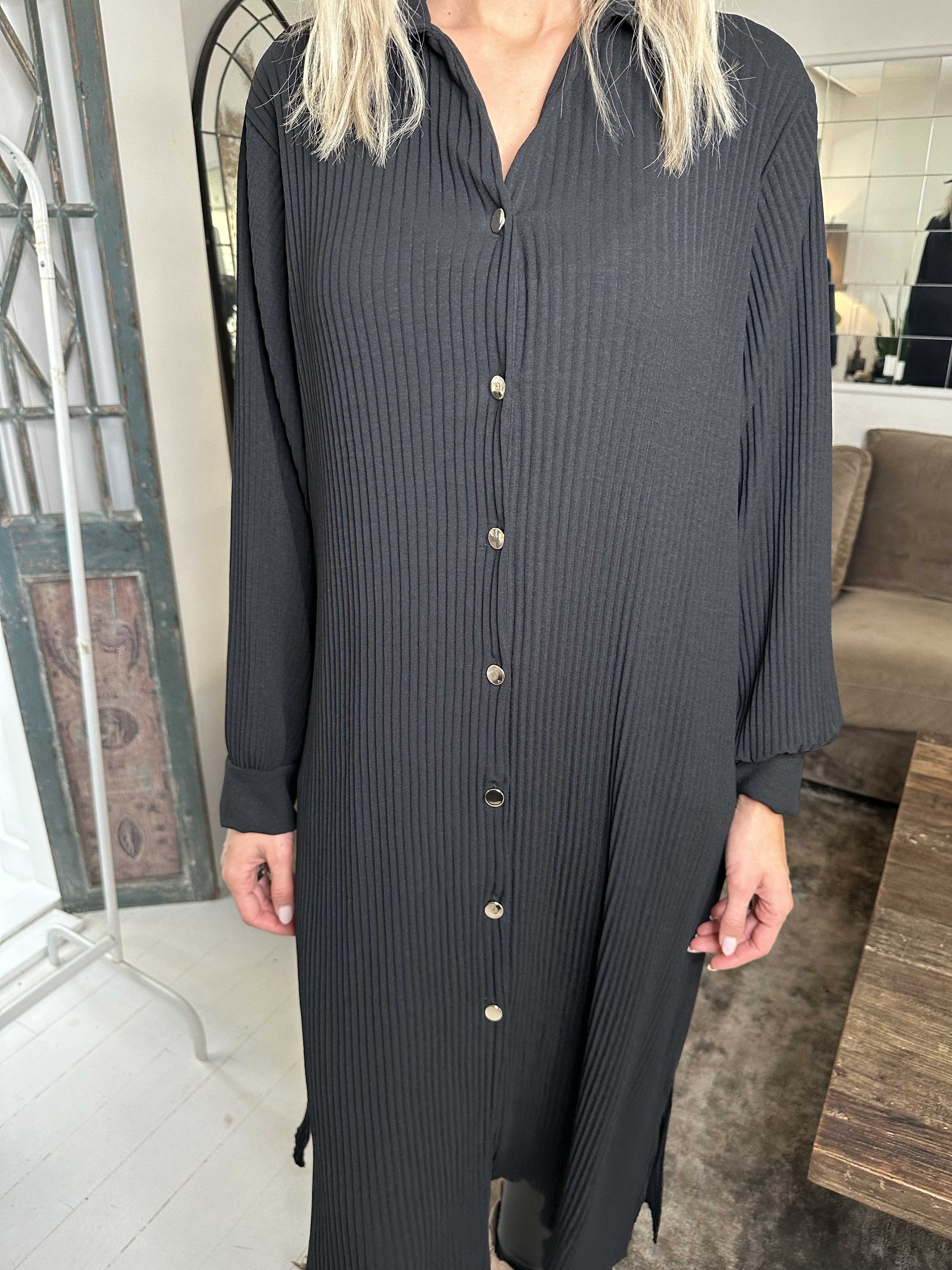Lenora - Lång plisserad klänning med knappar
