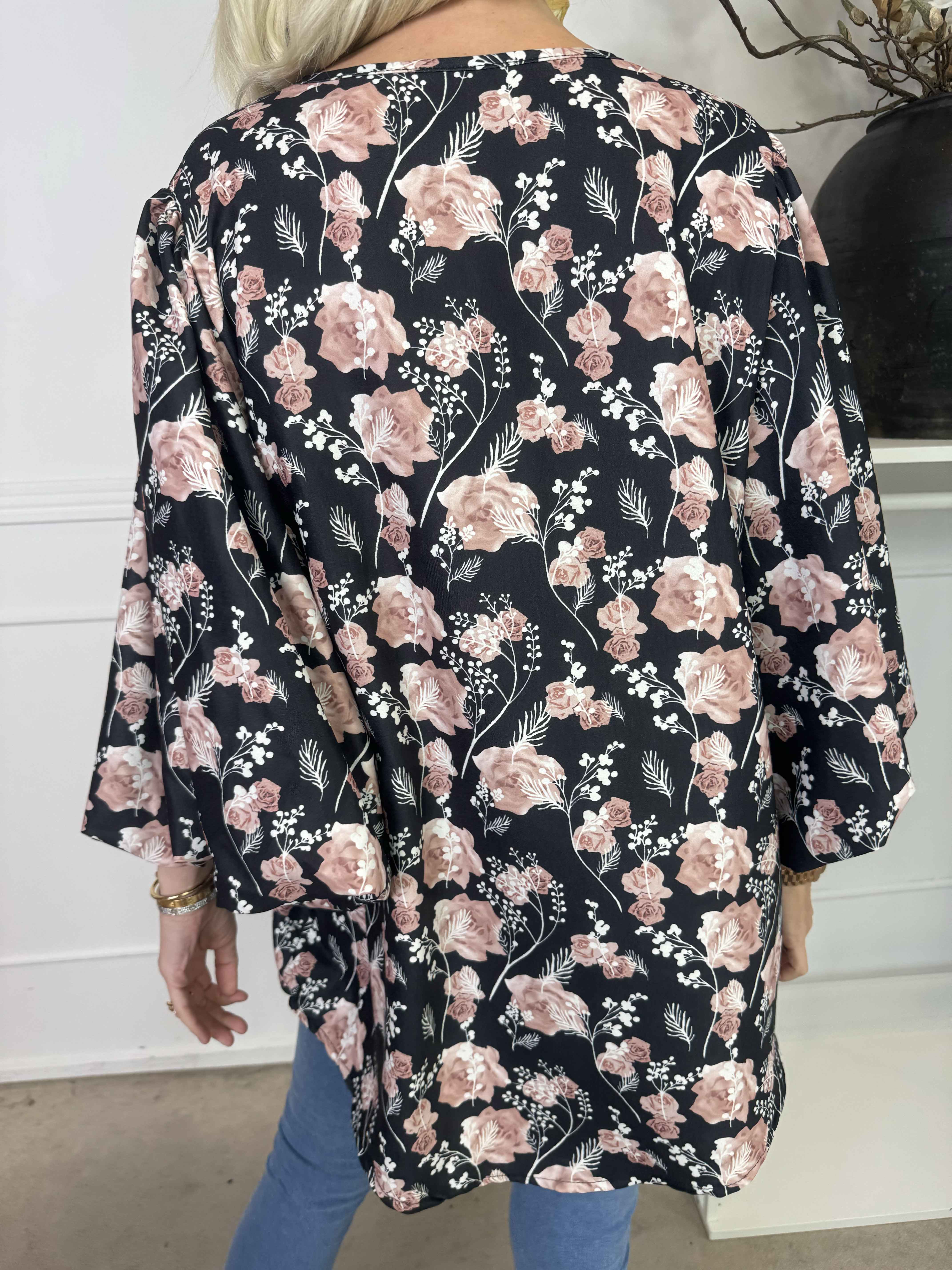 Lenora - Blommig tunika med puffärmar och v-ringning