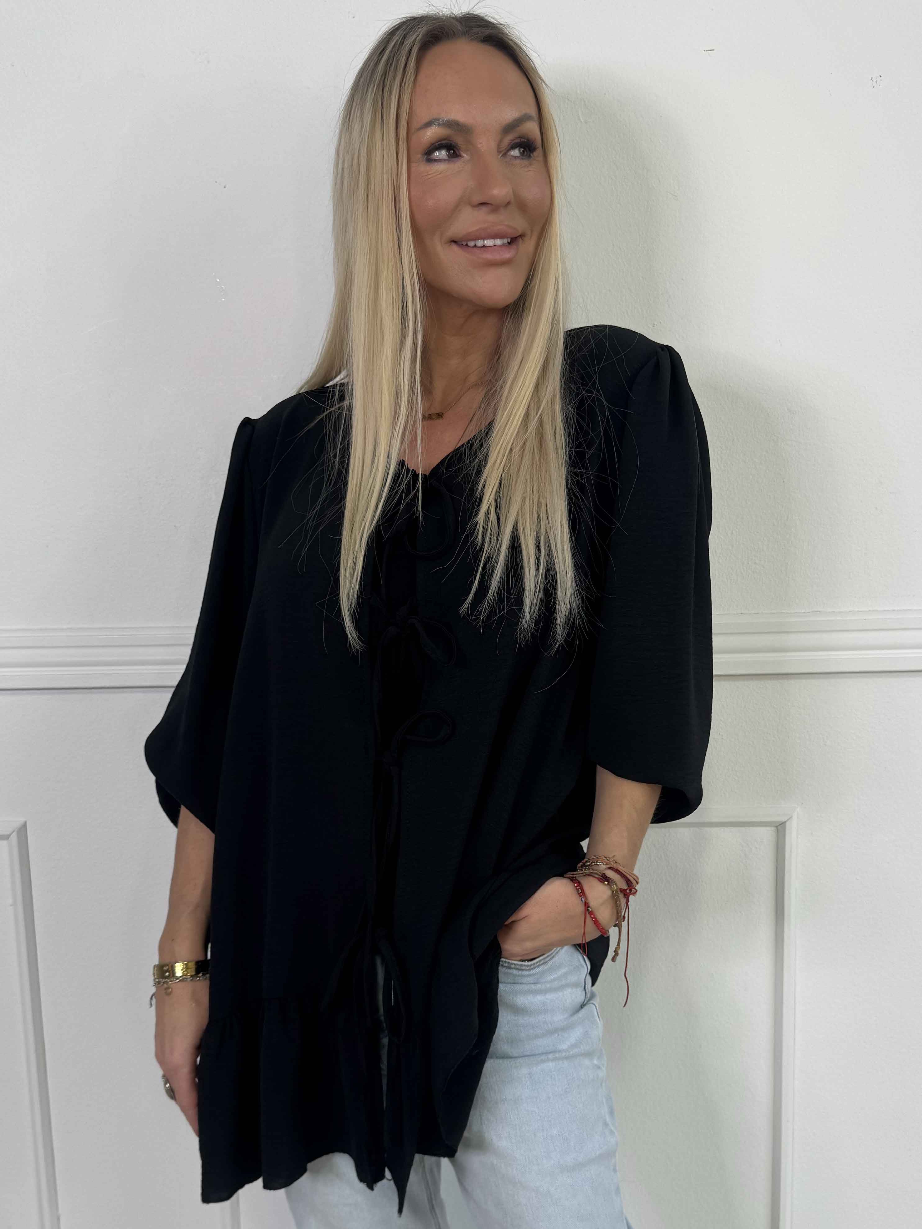 Leslie - Sød tunika i viskose med fine sløjfer foran