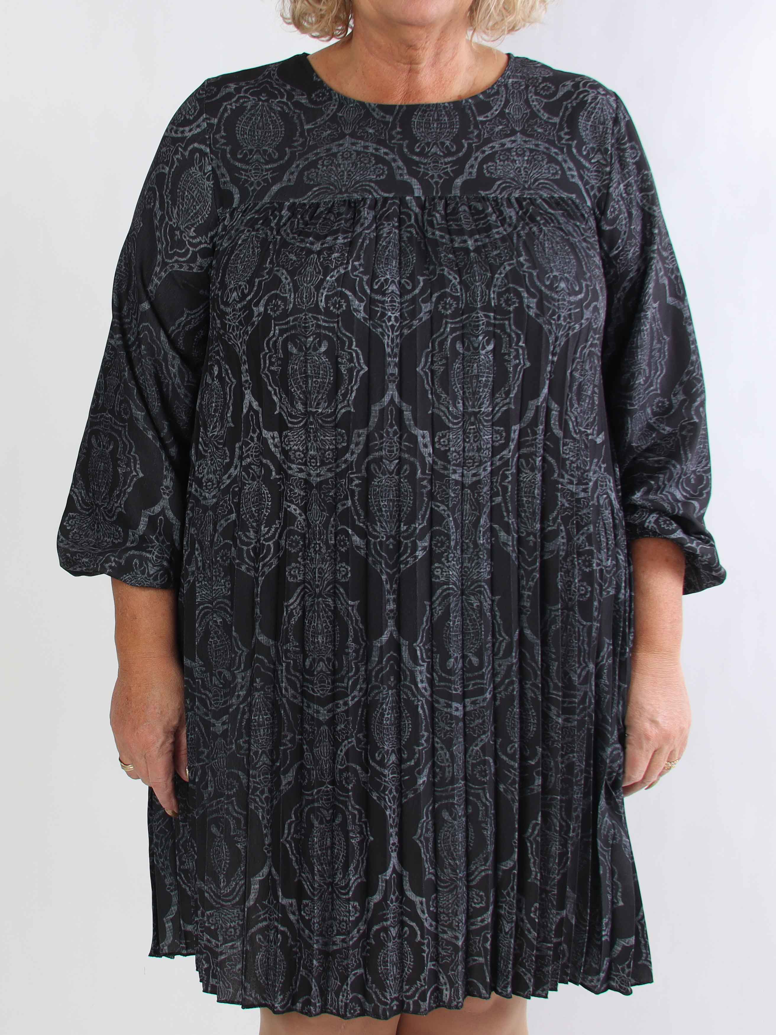 Nancy Royal Short L/S - Plus size kjole med plisseringer og lommer