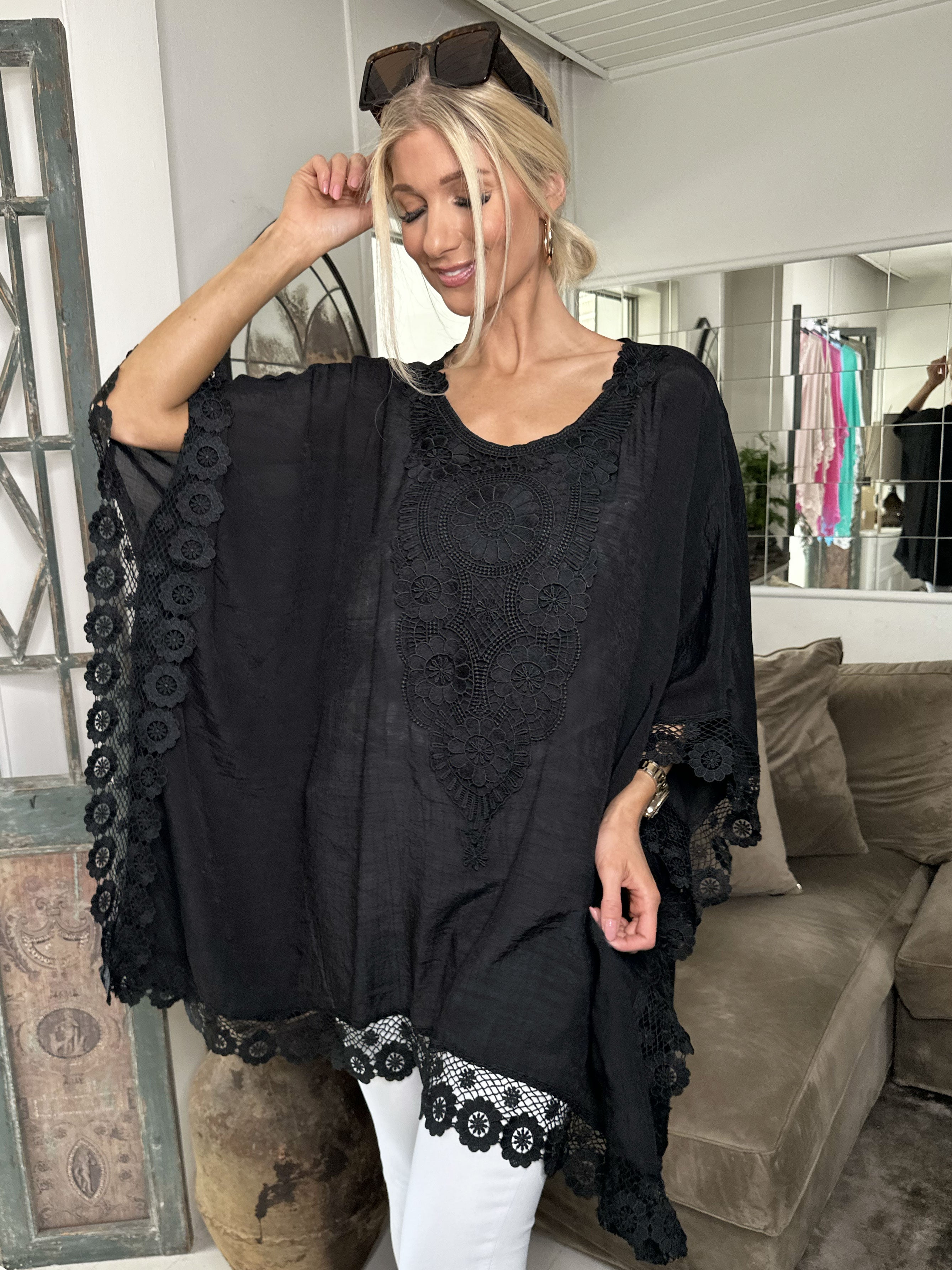 Leslie - Vacker tunika med spetskanter