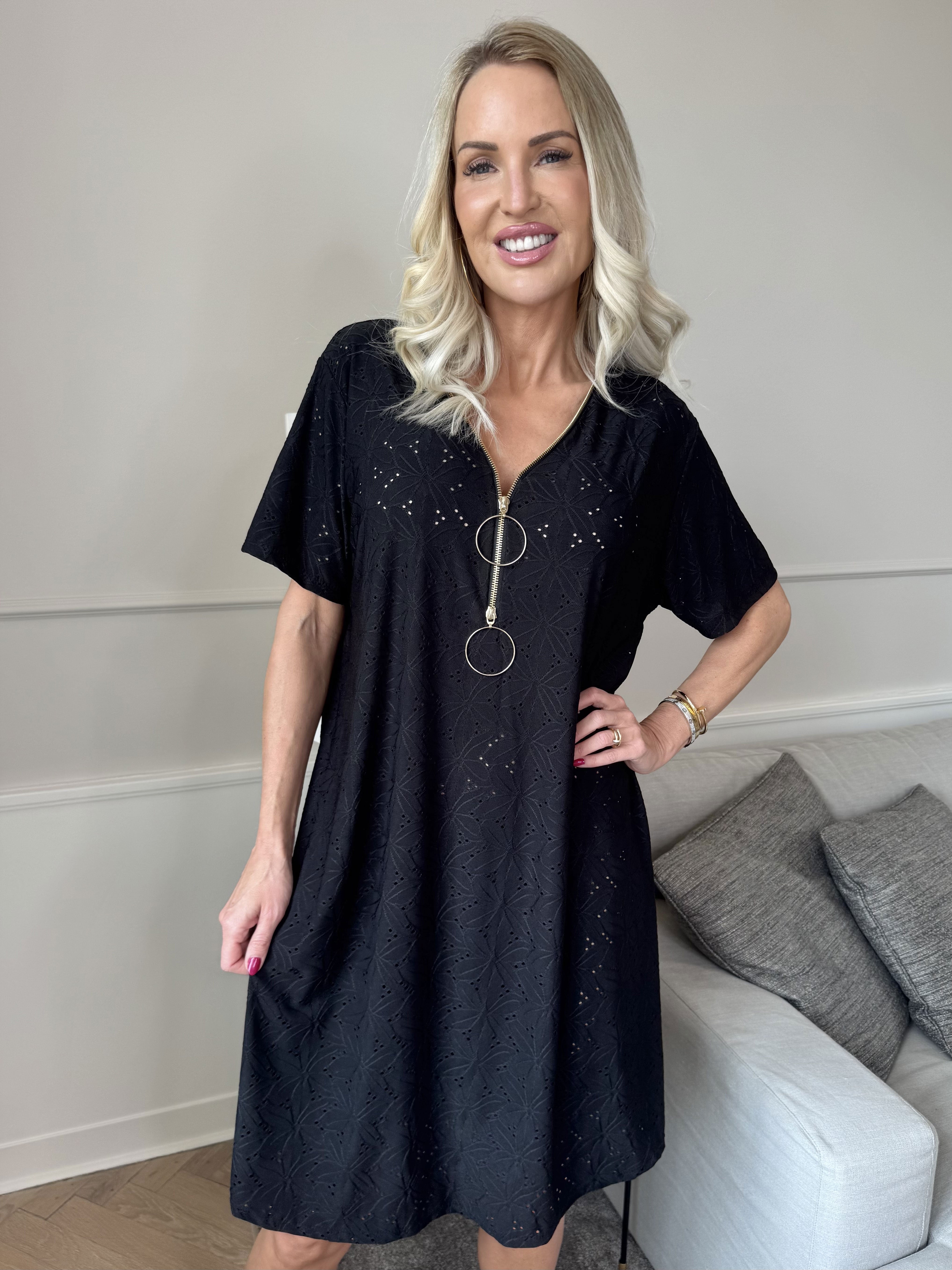 Liba - Mjuk elastisk klänning i broderie anglaise med dragkedja