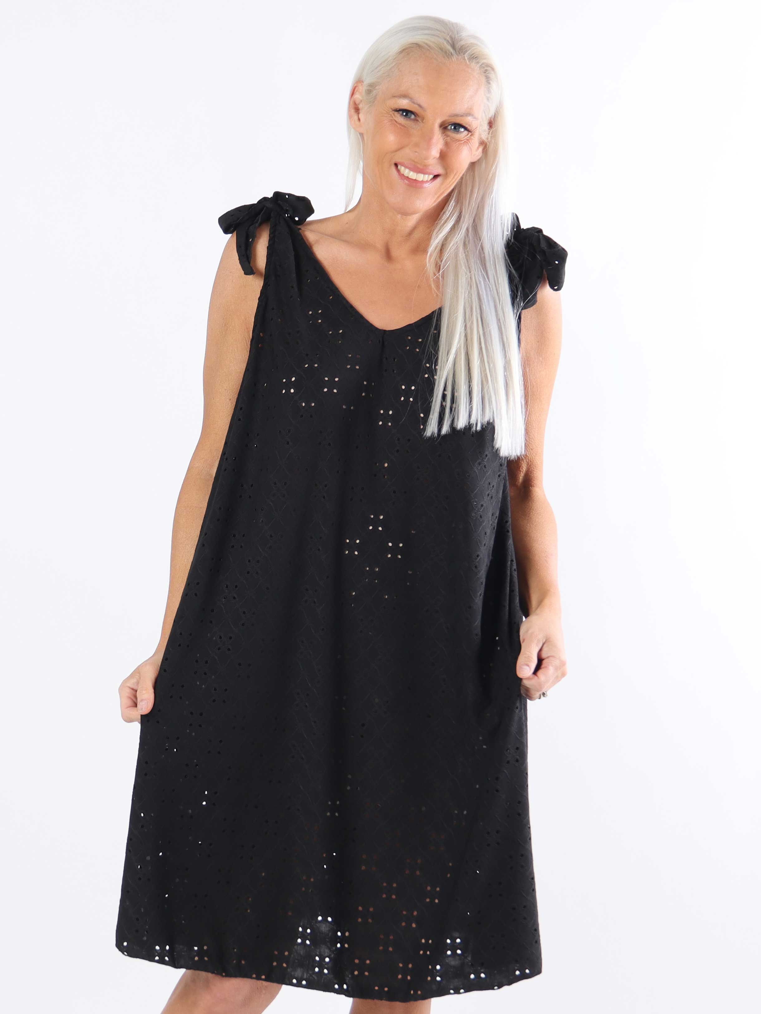 Likas - Mjuk och stretchig plus size-klänning med broderie anglaise