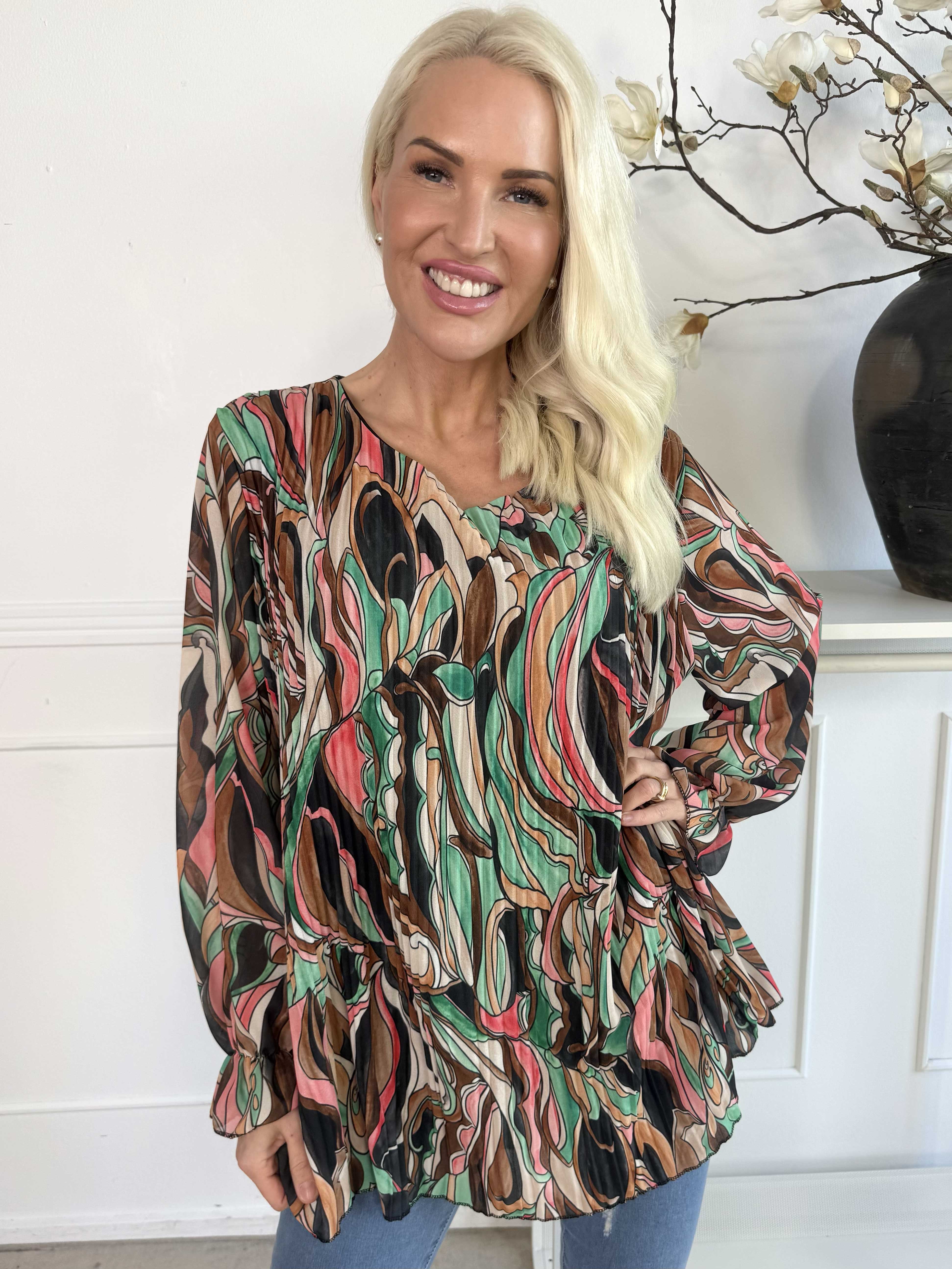 Lilia - Mönstrad plisserad blus