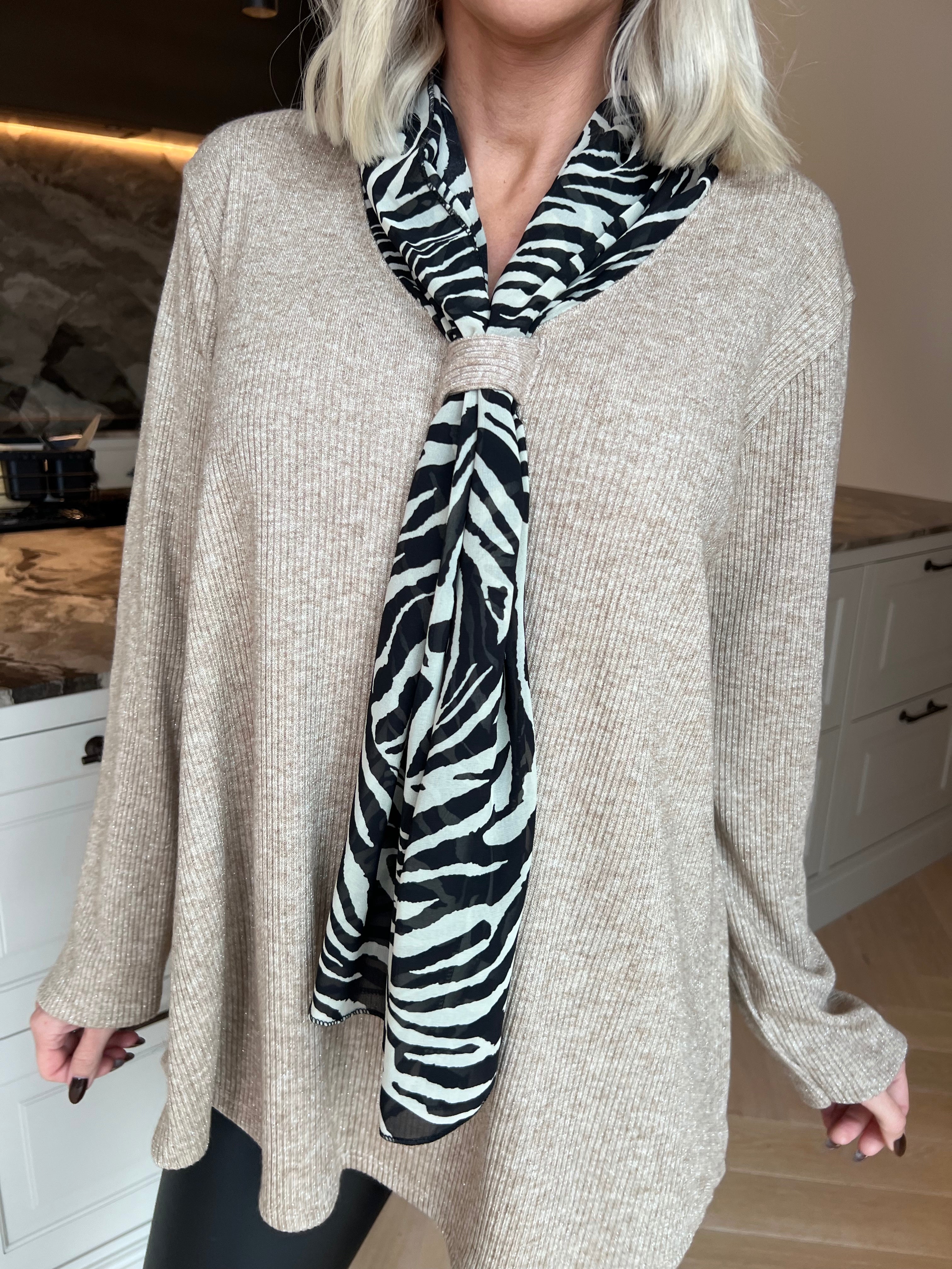 Liliana - Feminin blus med fina glittertrådar och en elegant, fastsydd scarfdetalj