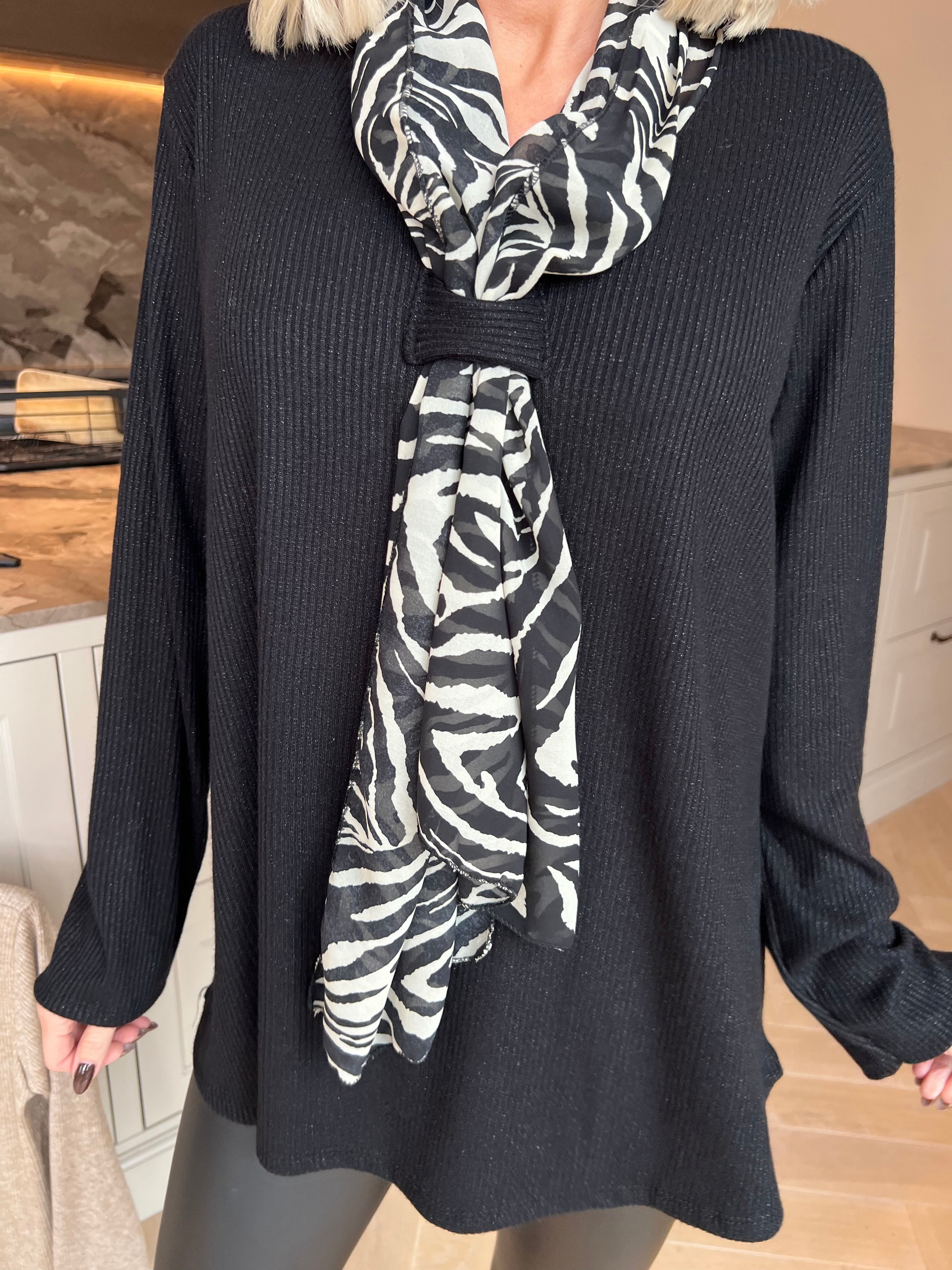 Liliana - Feminin blus med fina glittertrådar och en elegant, fastsydd scarfdetalj