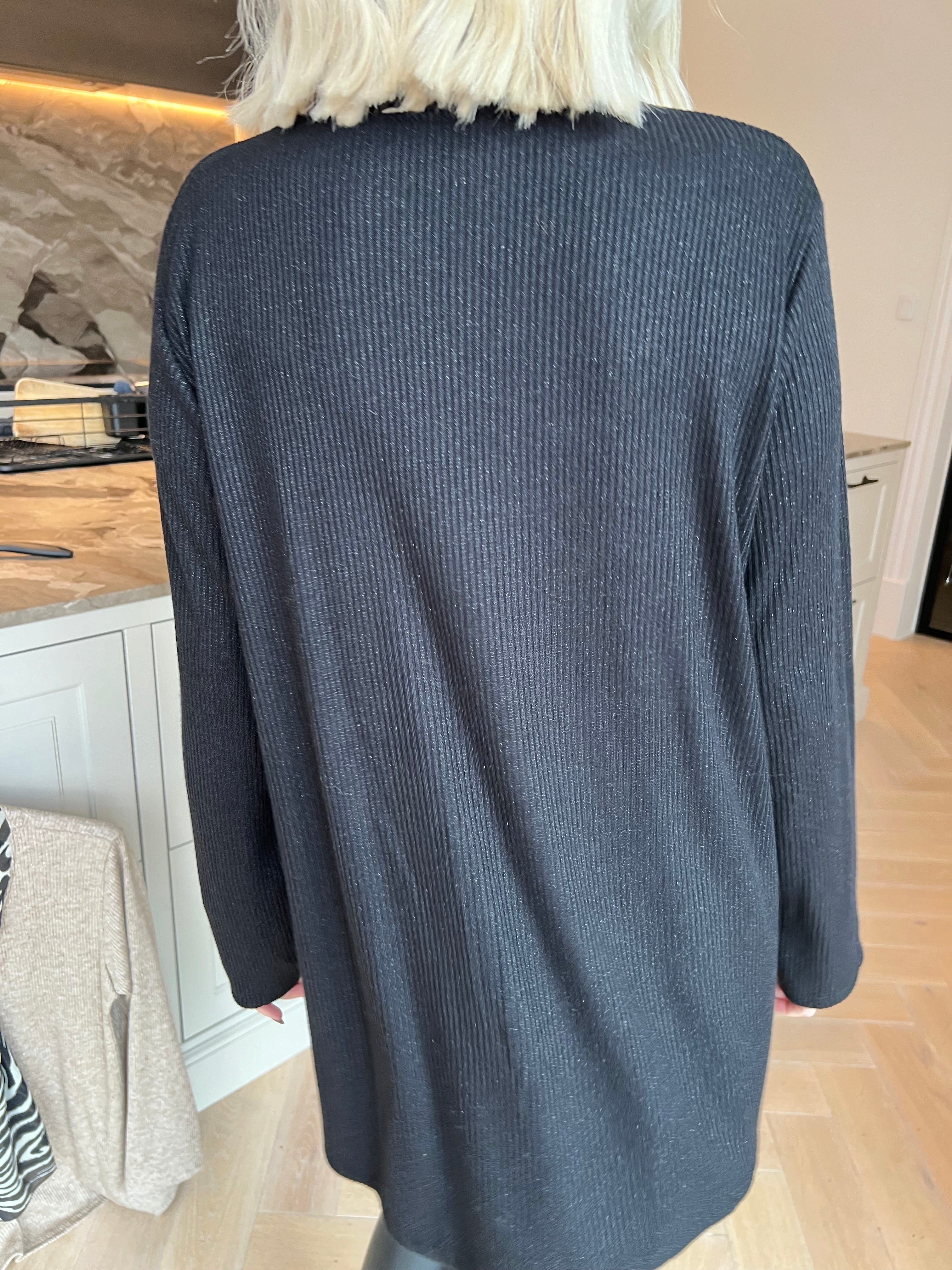 Liliana - Feminin blus med fina glittertrådar och en elegant, fastsydd scarfdetalj