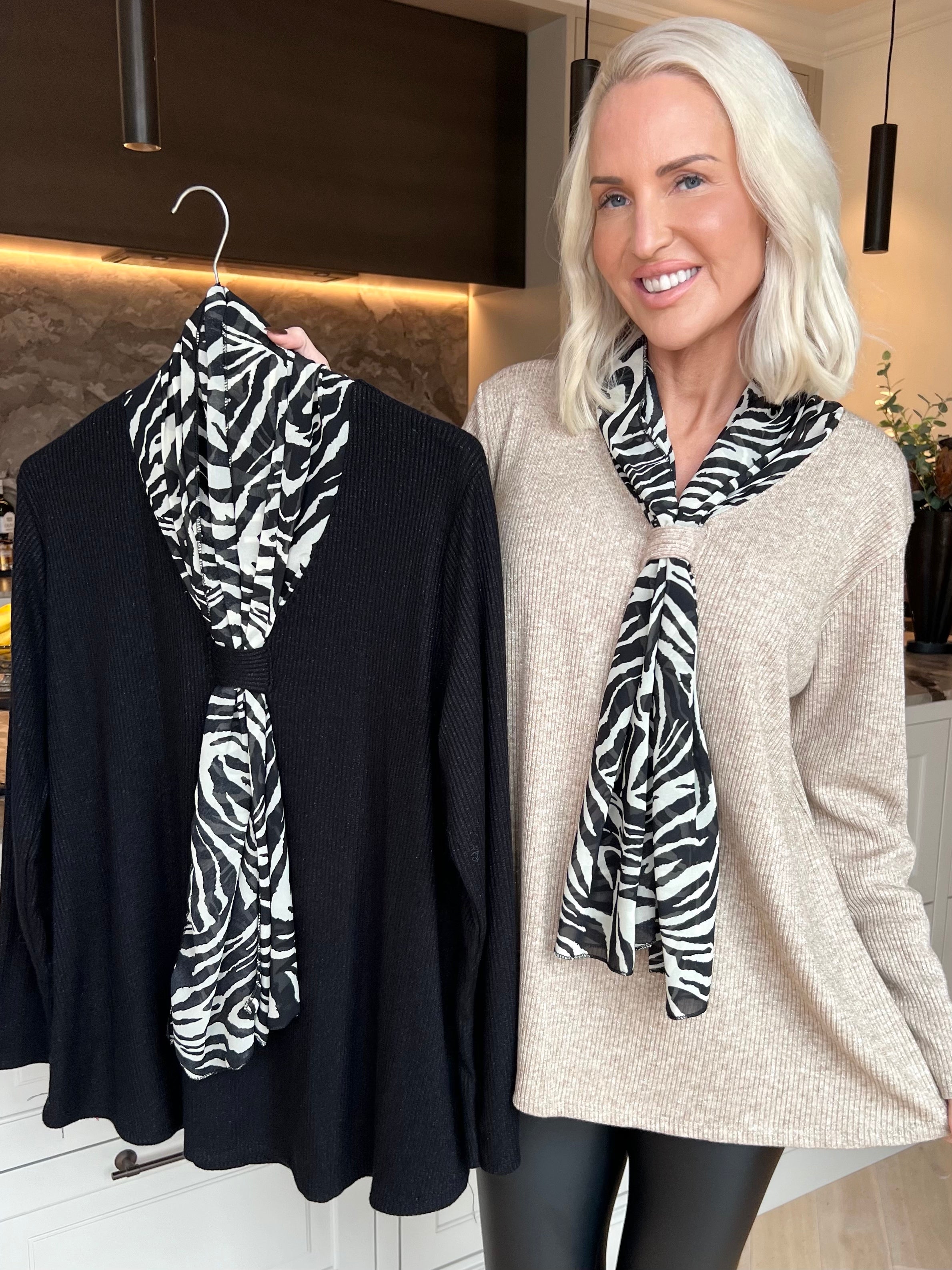 Liliana - Feminin blus med fina glittertrådar och en elegant, fastsydd scarfdetalj