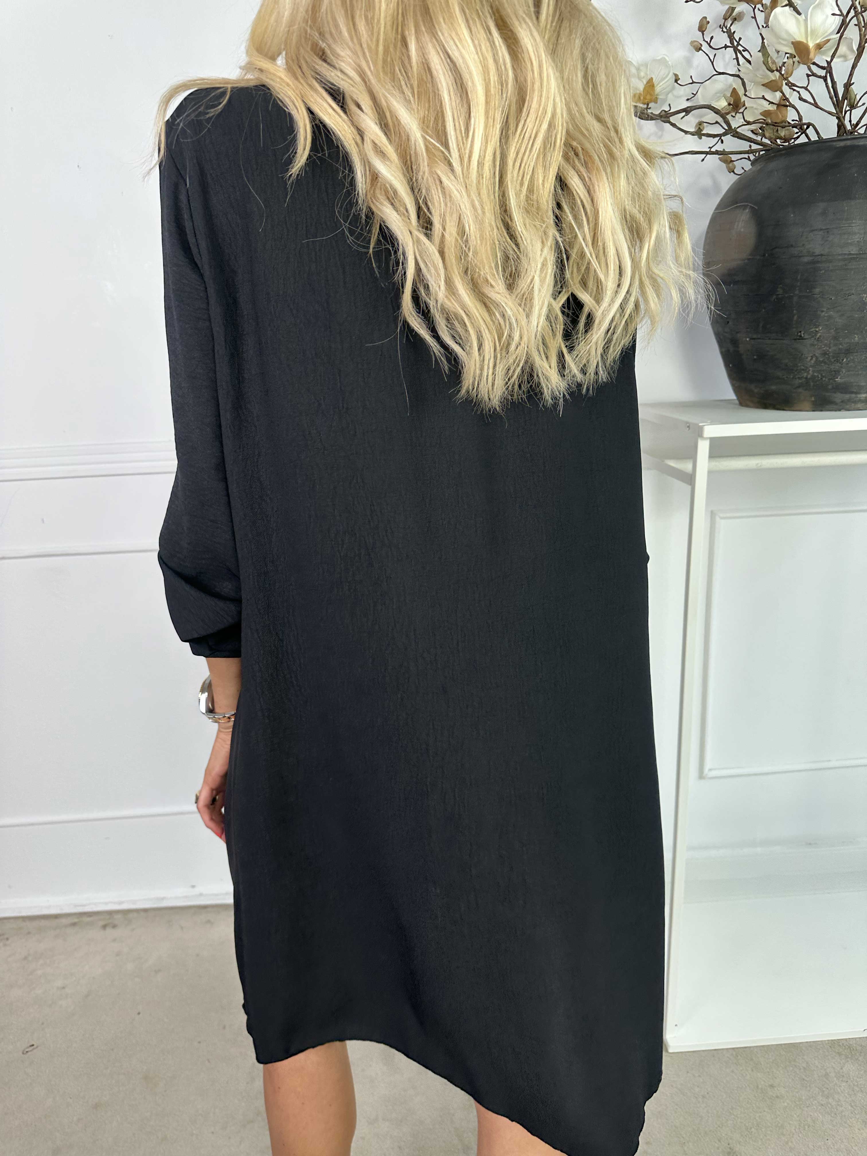 Lily - Tunikaklänning i viskos med V-ringning och paljetter