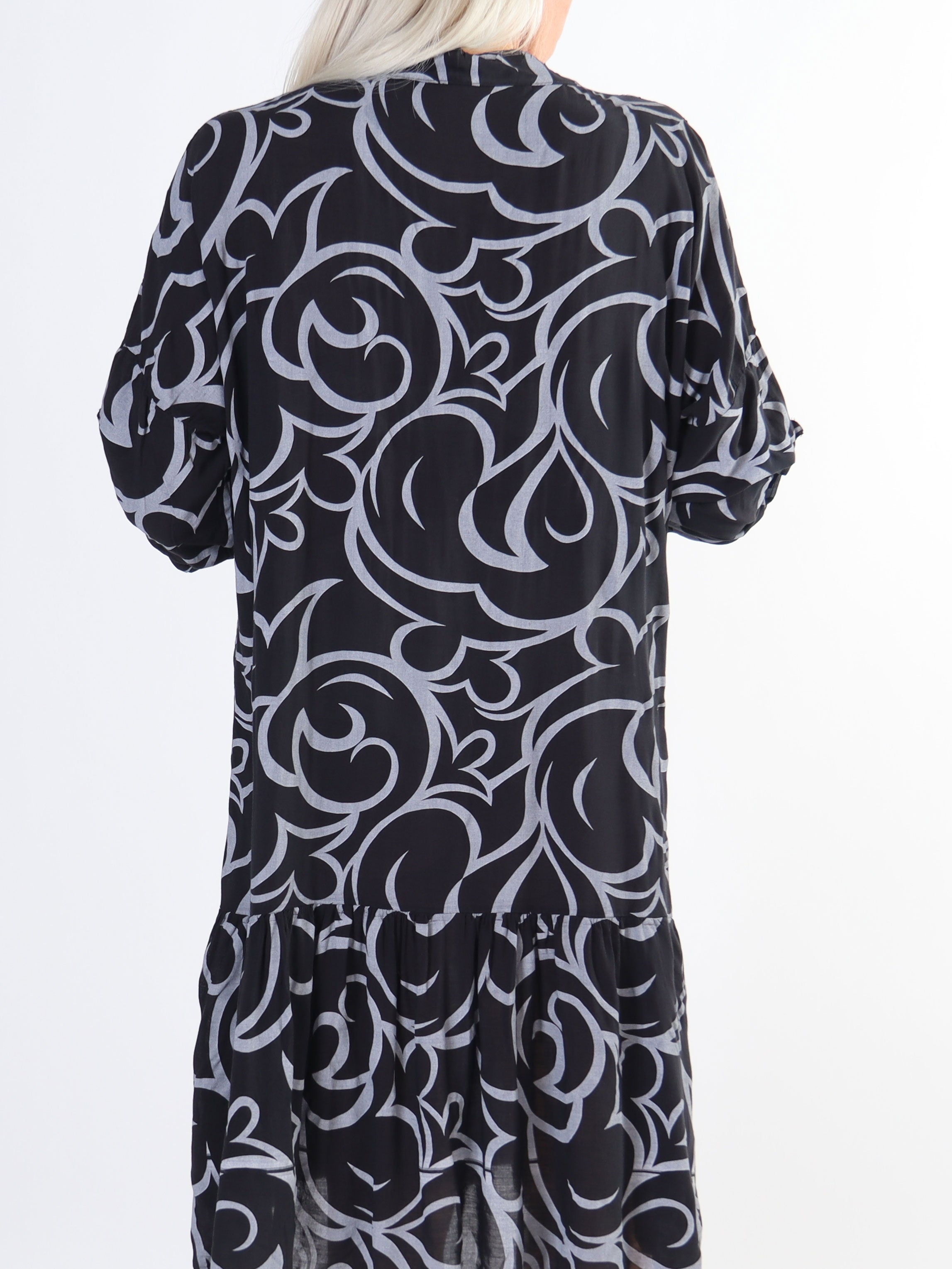 Linda - Mönstrad skjortklänning i stora storlekar med volang