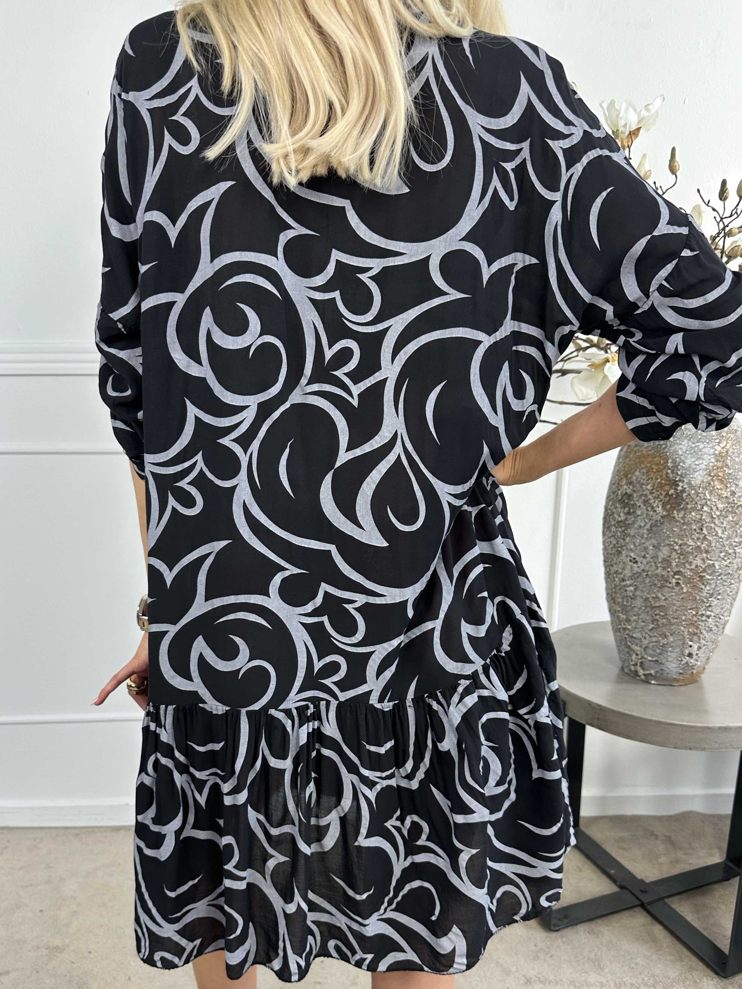 Linda - Mönstrad skjortklänning med volang i nederkant