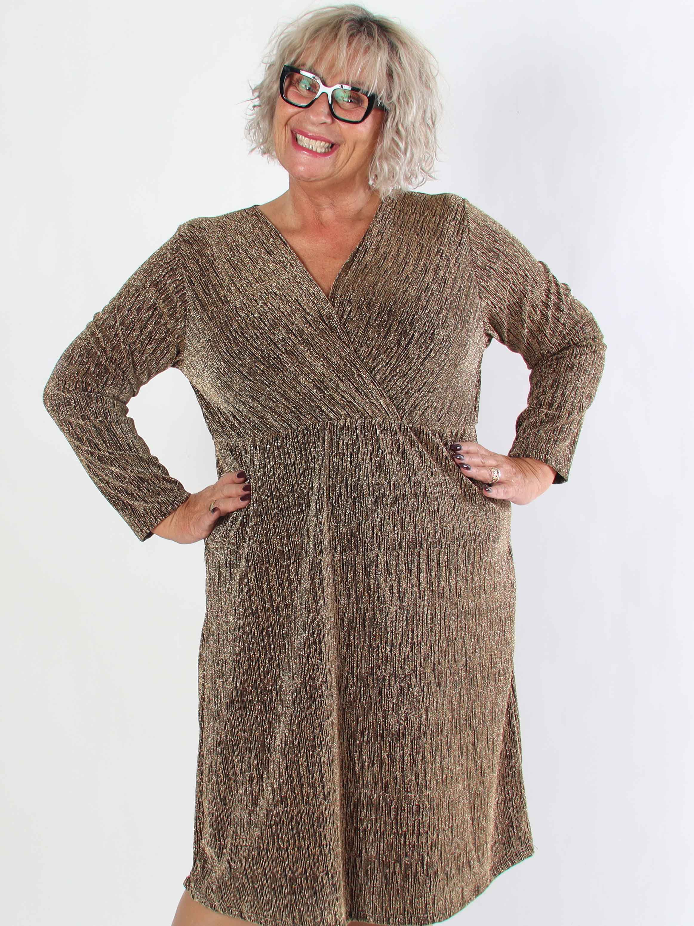 Lina - Söt plus size festklänning med glittertråd och korsdetalj vid bysten