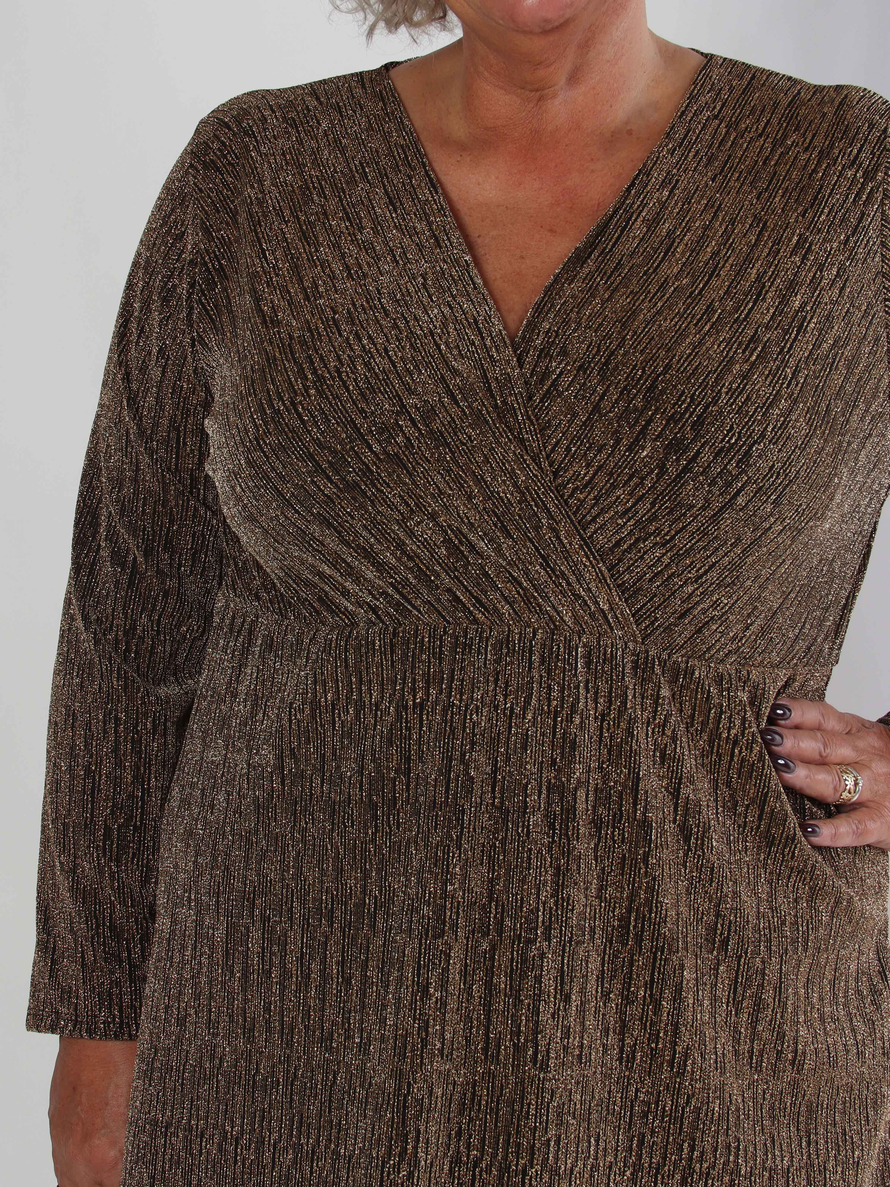 Lina - Söt plus size festklänning med glittertråd och korsdetalj vid bysten