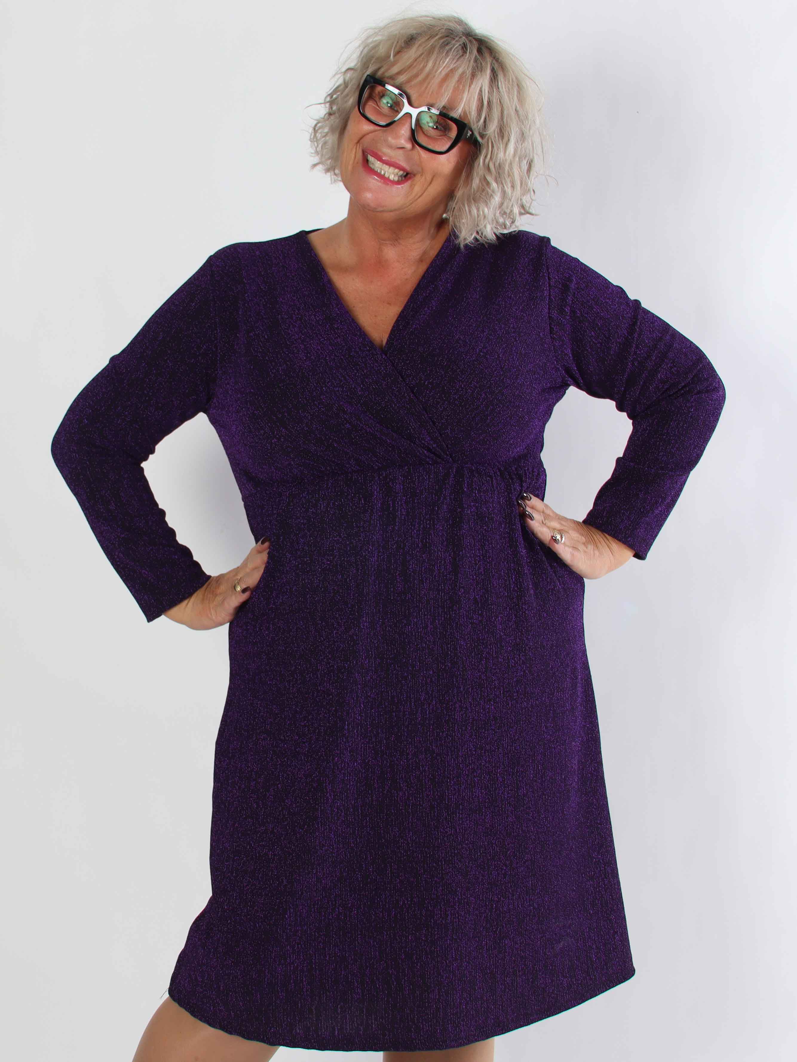 Lina - Söt plus size festklänning med glittertråd och korsdetalj vid bysten