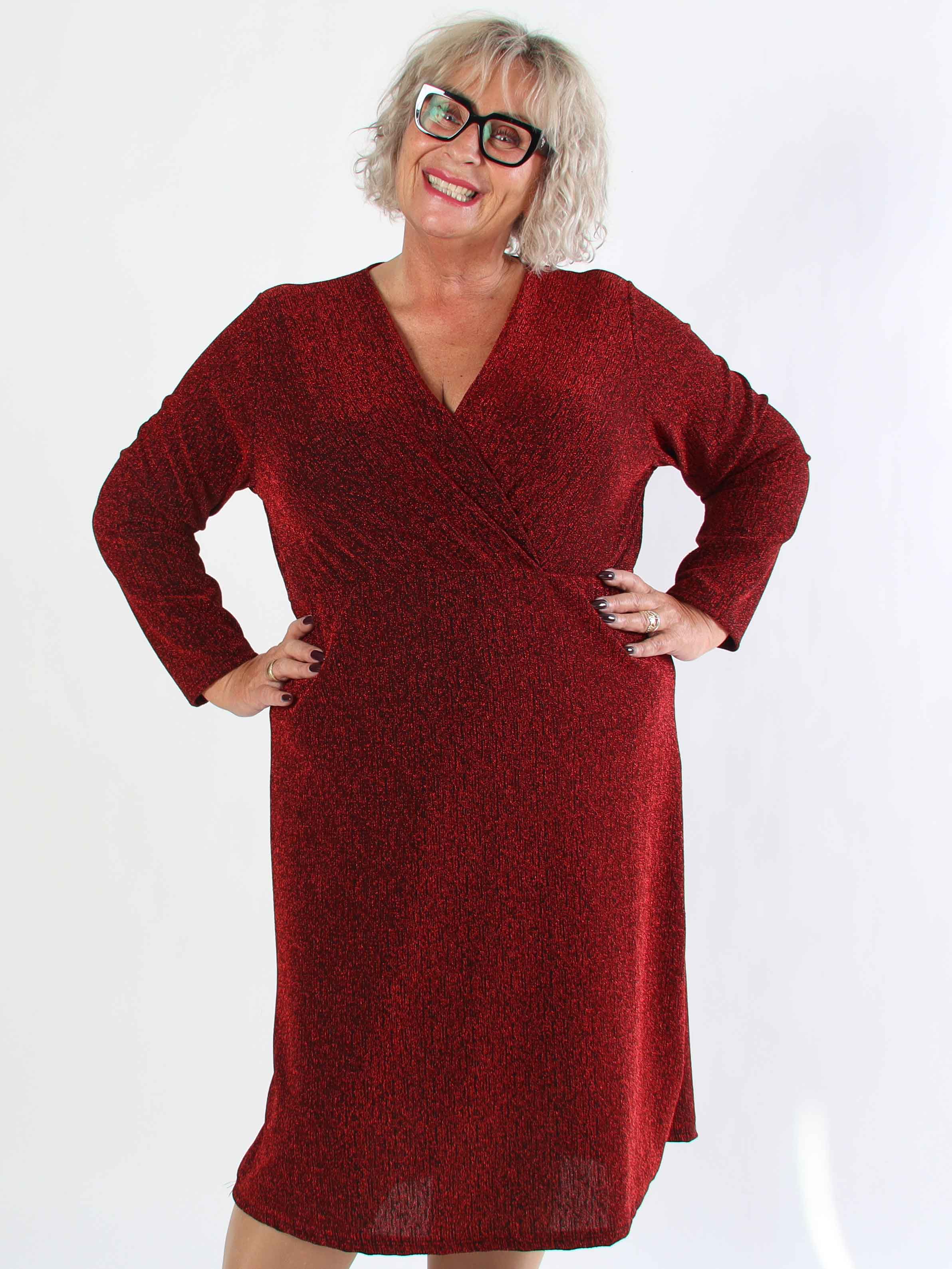 Lina - Söt plus size festklänning med glittertråd och korsdetalj vid bysten