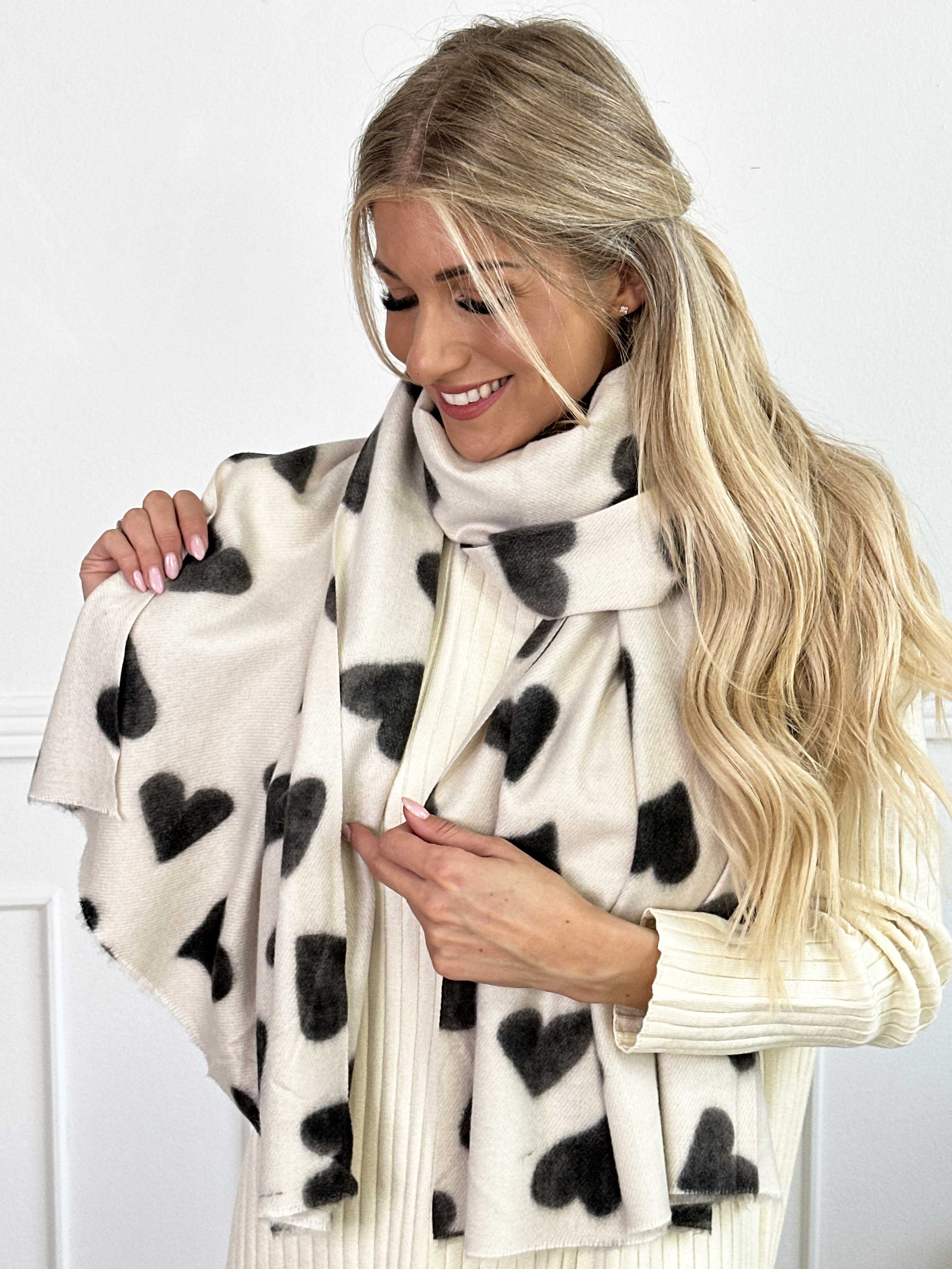 Linette - Mjuk halsduk med hjärtan i viskos och ull