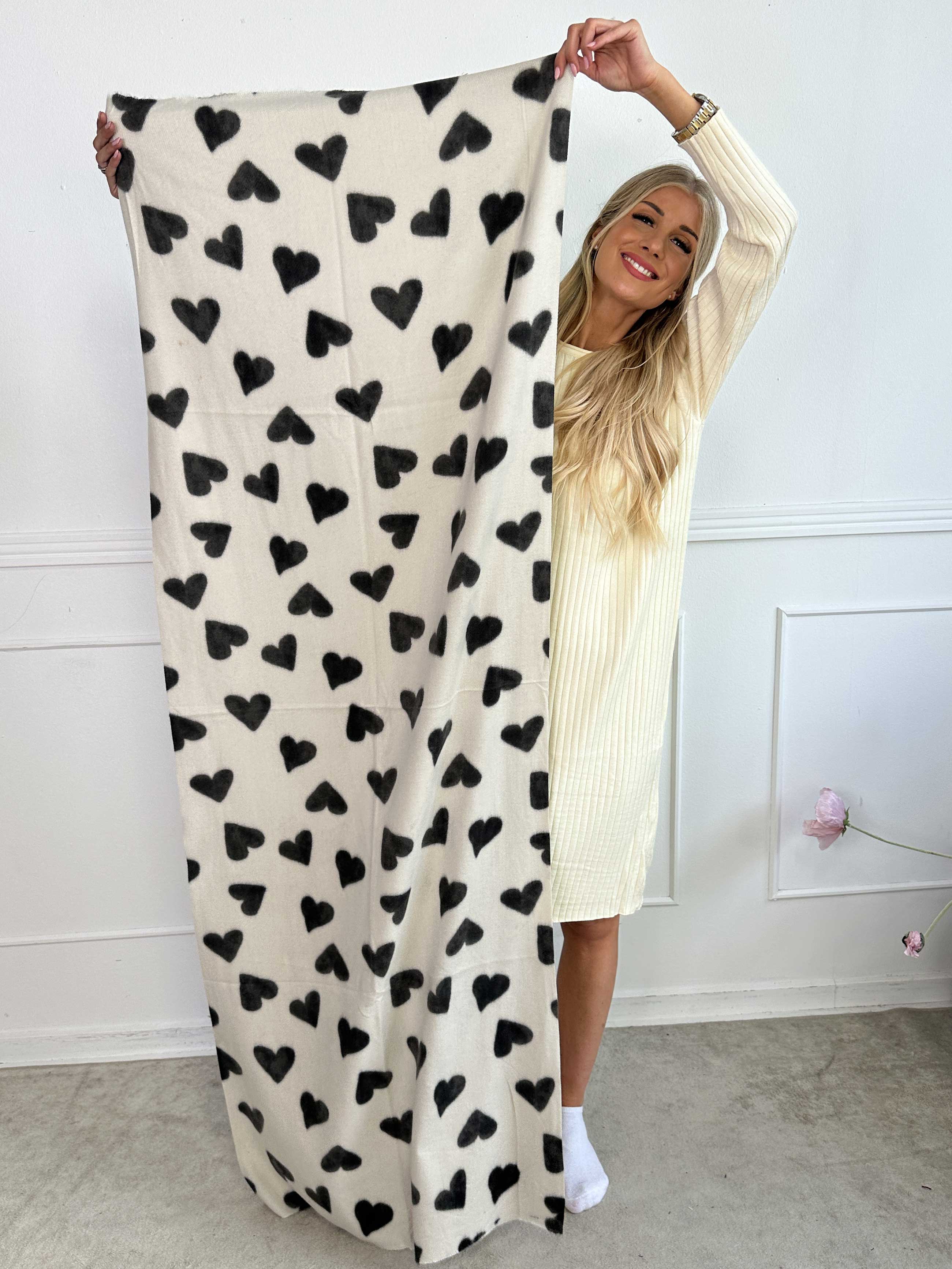 Linette - Mjuk halsduk med hjärtan i viskos och ull