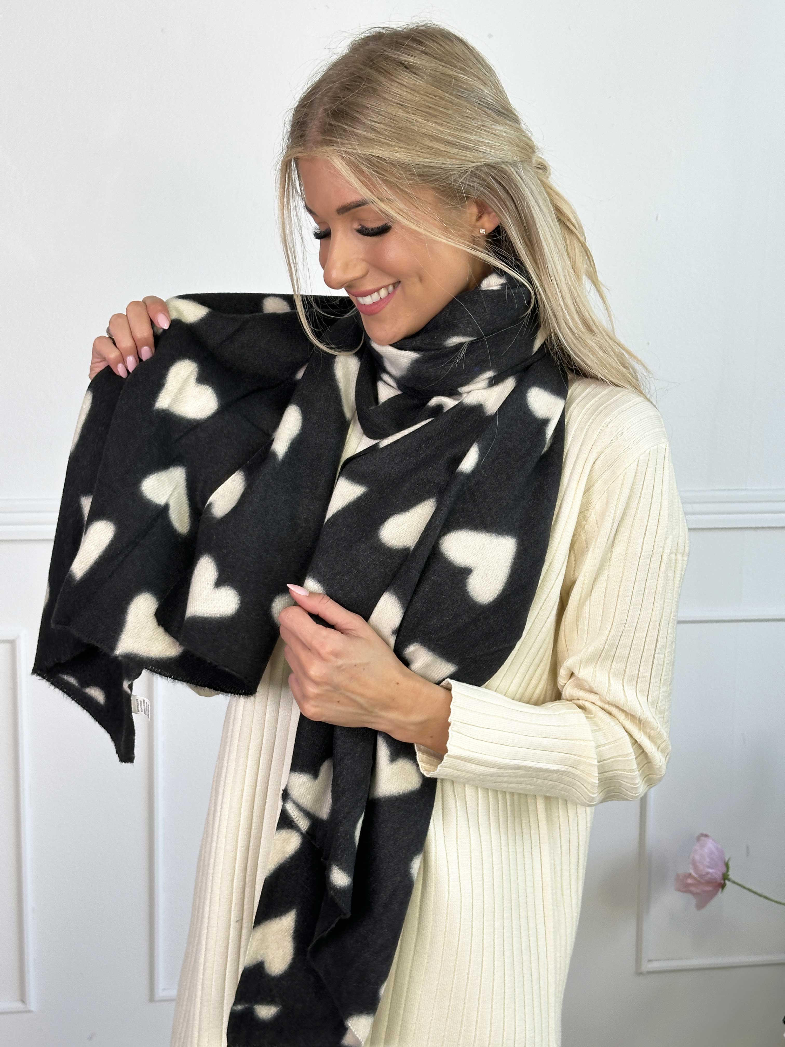 Linette - Mjuk halsduk med hjärtan i viskos och ull