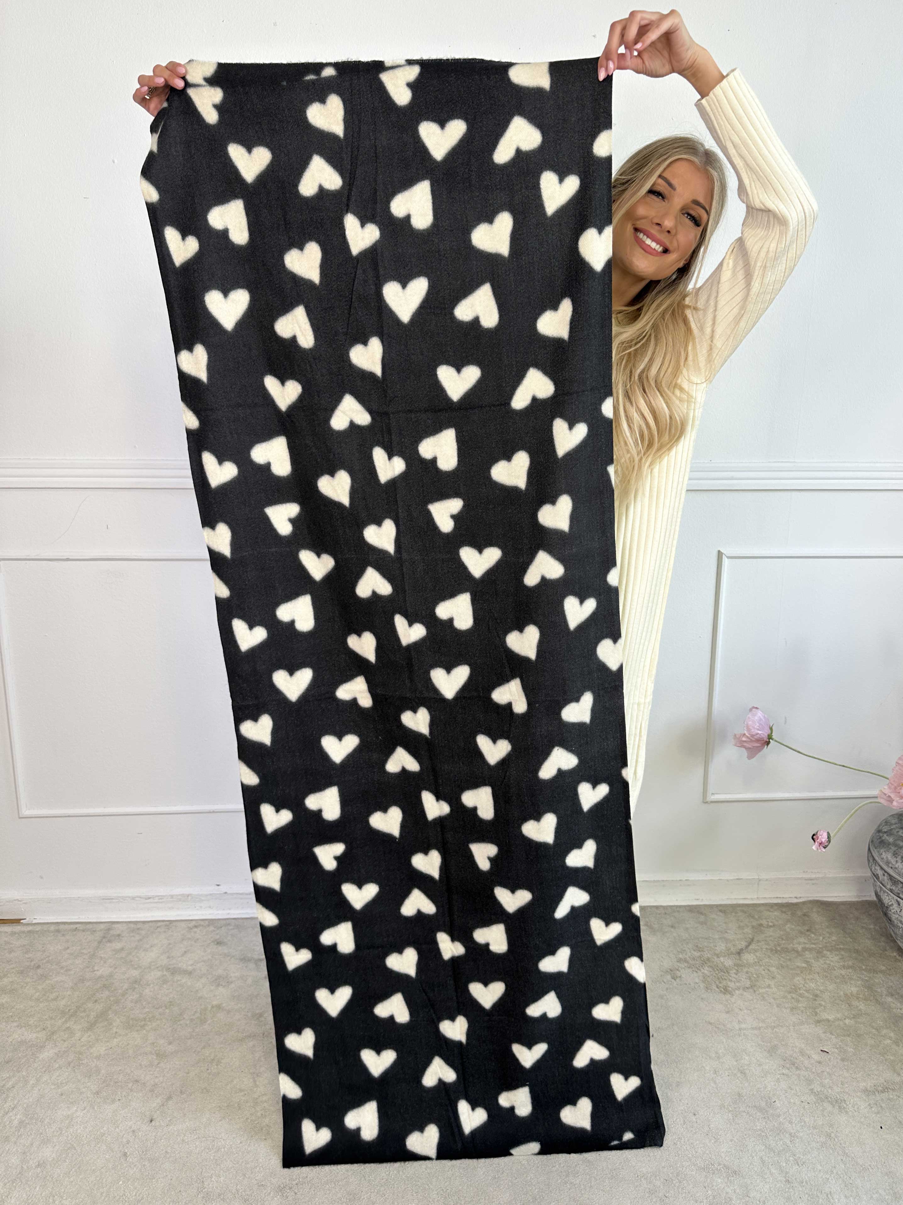 Linette - Mjuk halsduk med hjärtan i viskos och ull