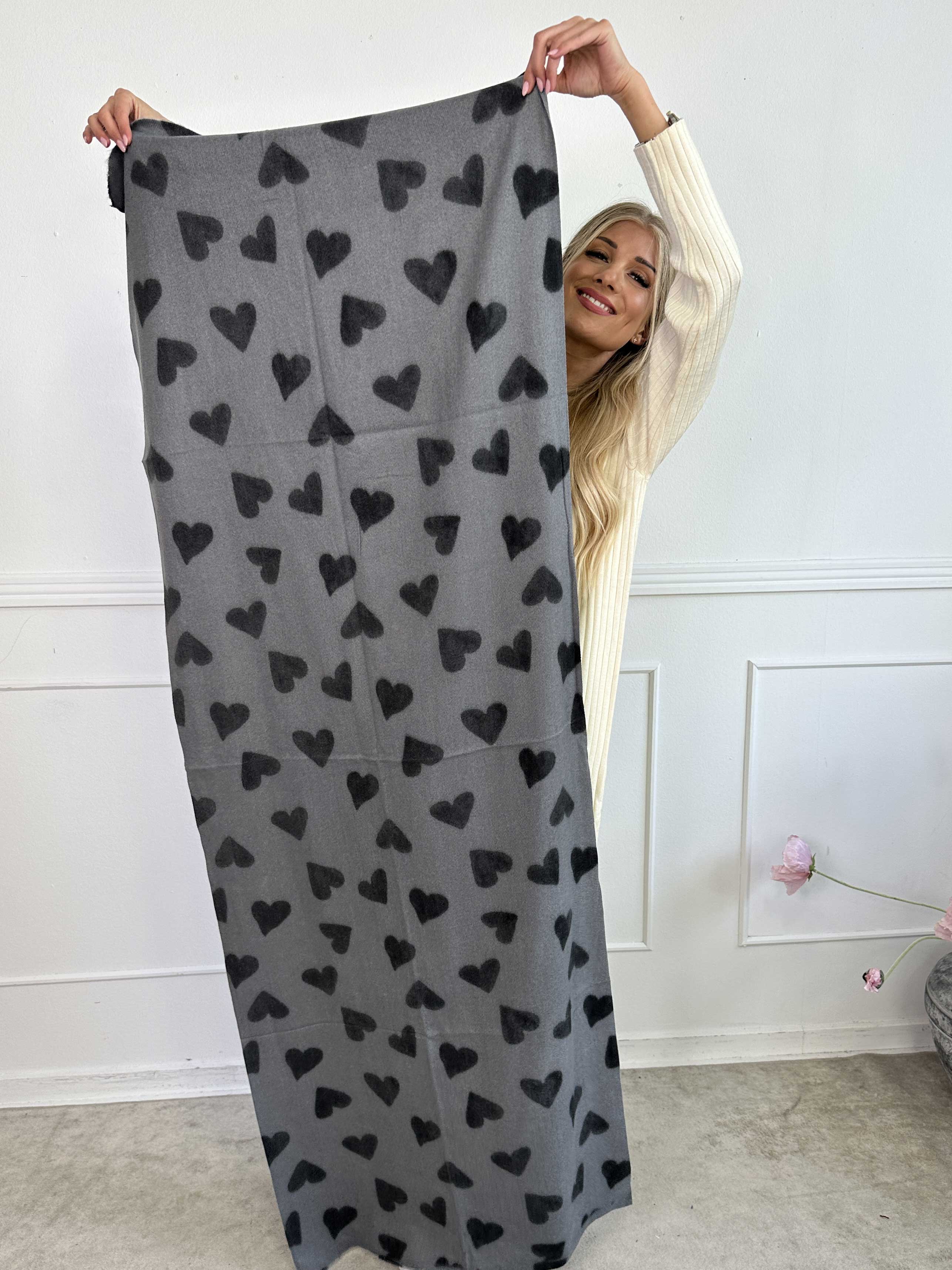 Linette - Mjuk halsduk med hjärtan i viskos och ull