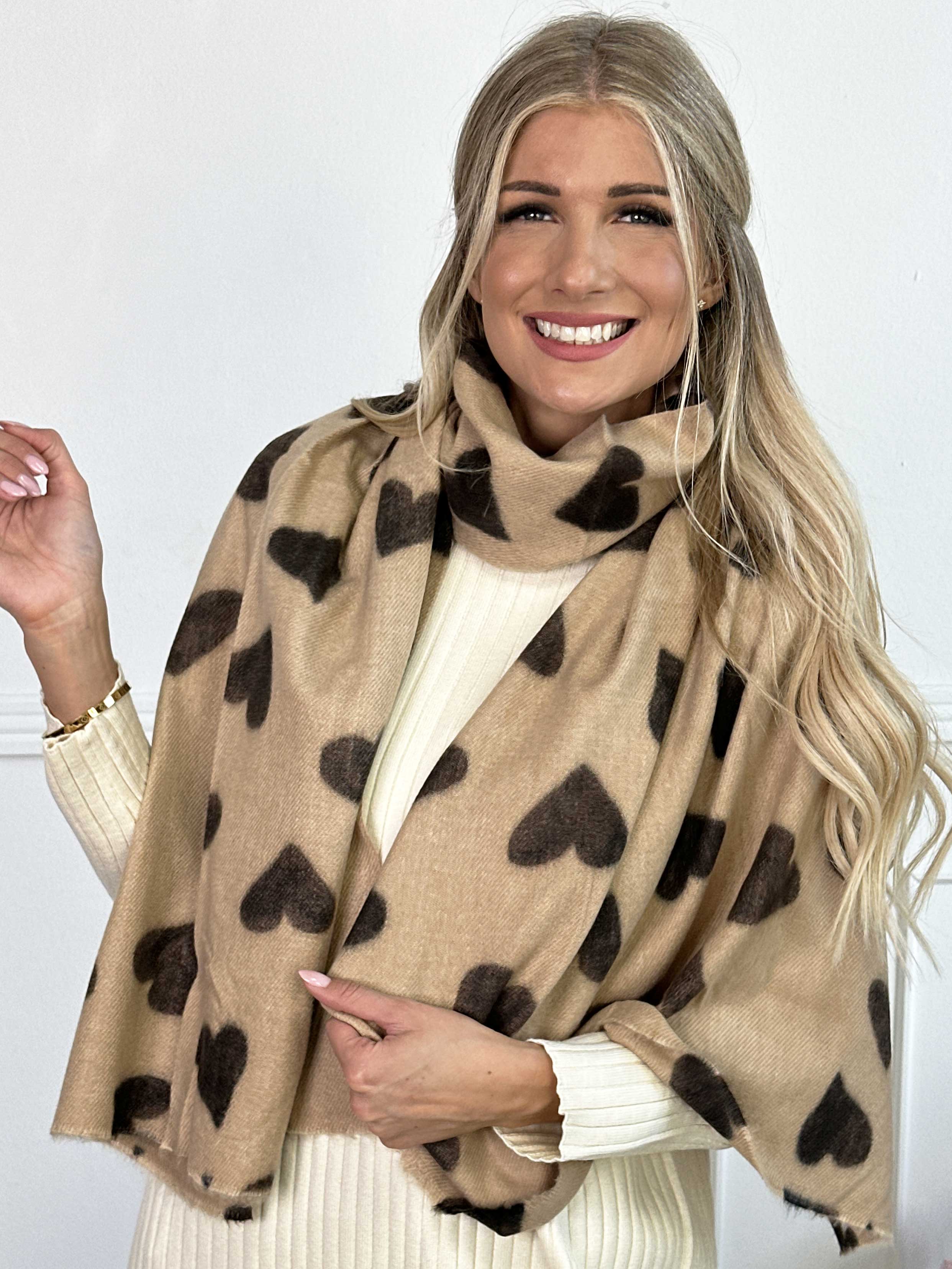 Linette - Mjuk halsduk med hjärtan i viskos och ull