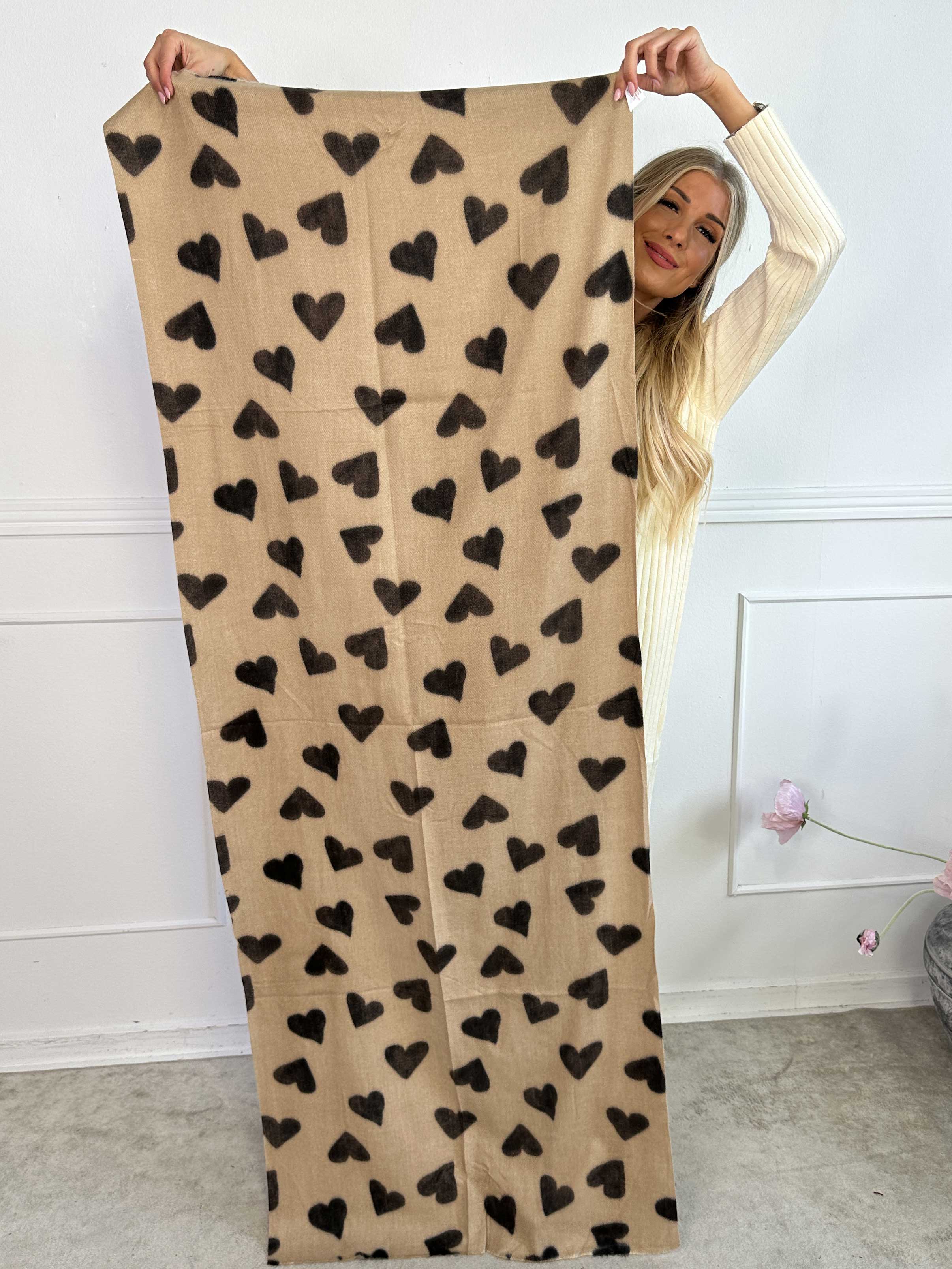 Linette - Mjuk halsduk med hjärtan i viskos och ull