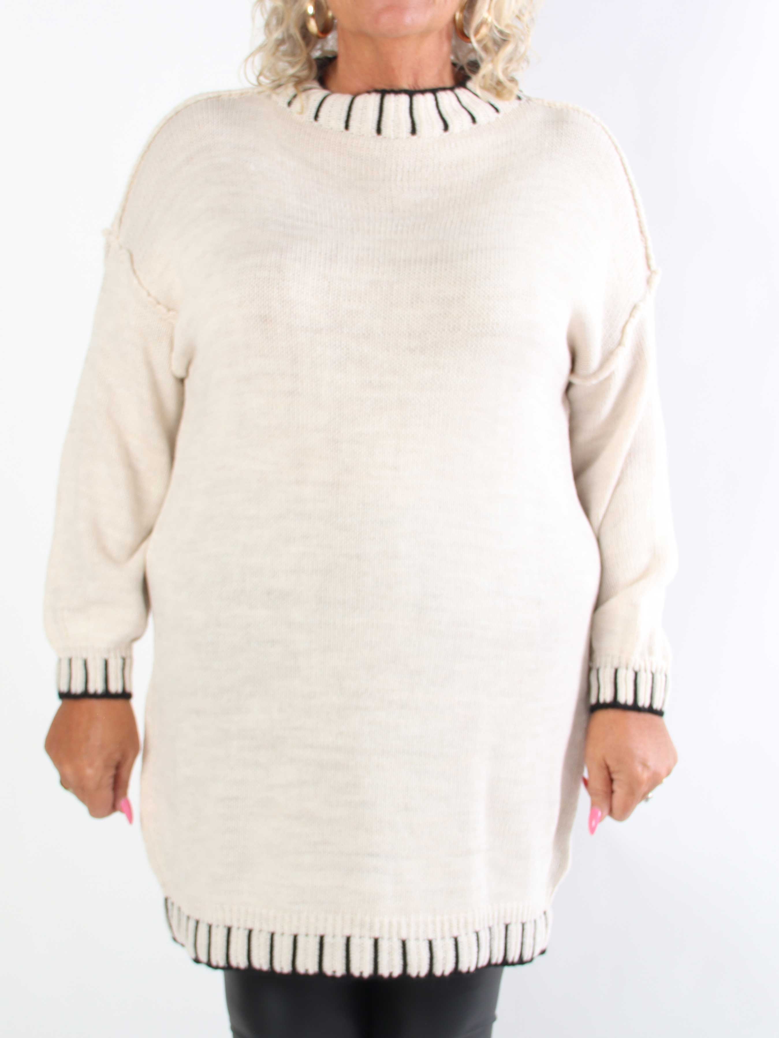 Liora - Plus size kjole med stribet detaljer ved halskraven, ærmerne og kjolens bund