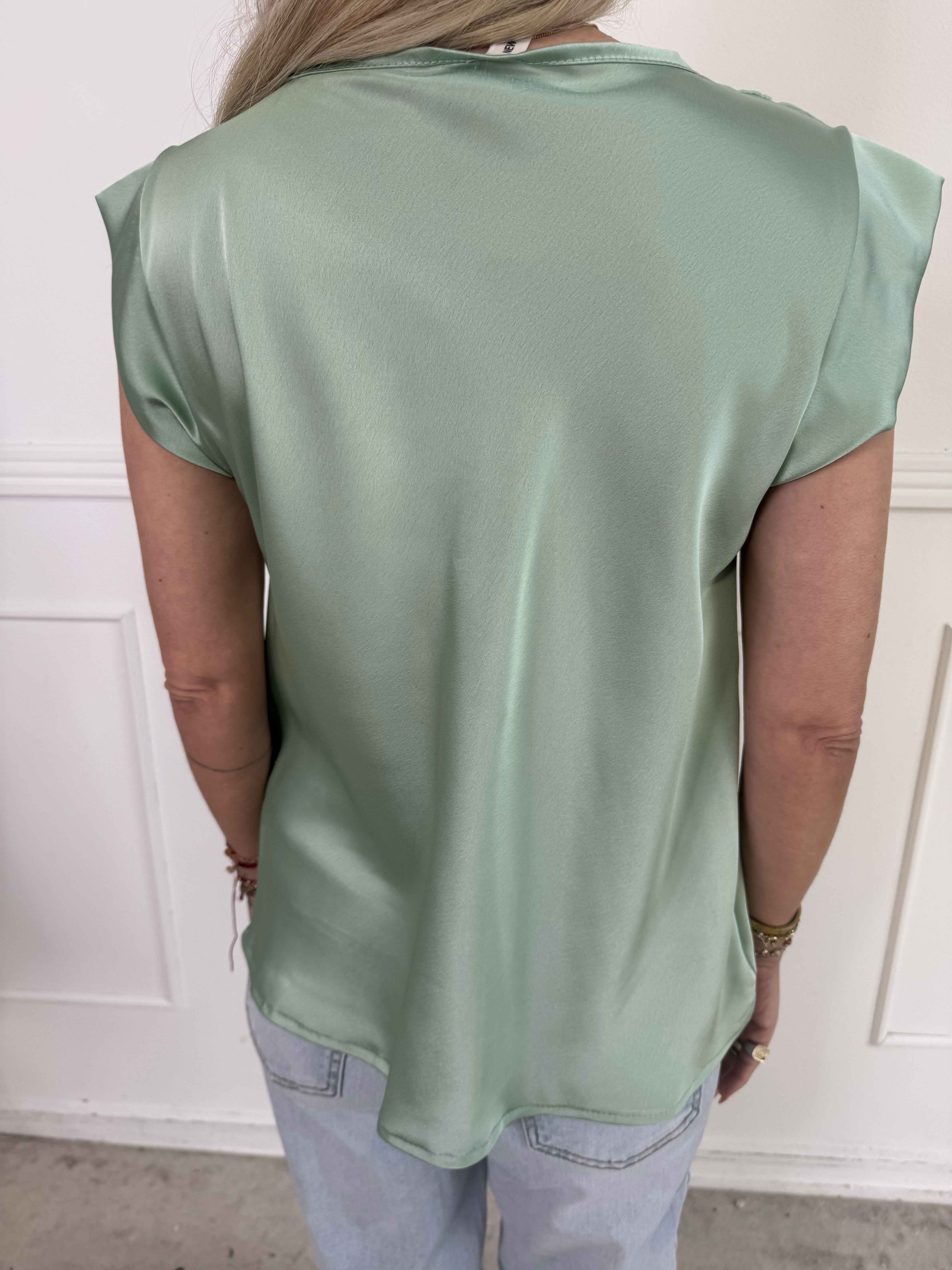 Lisa - Sød blank top med fint fald foran