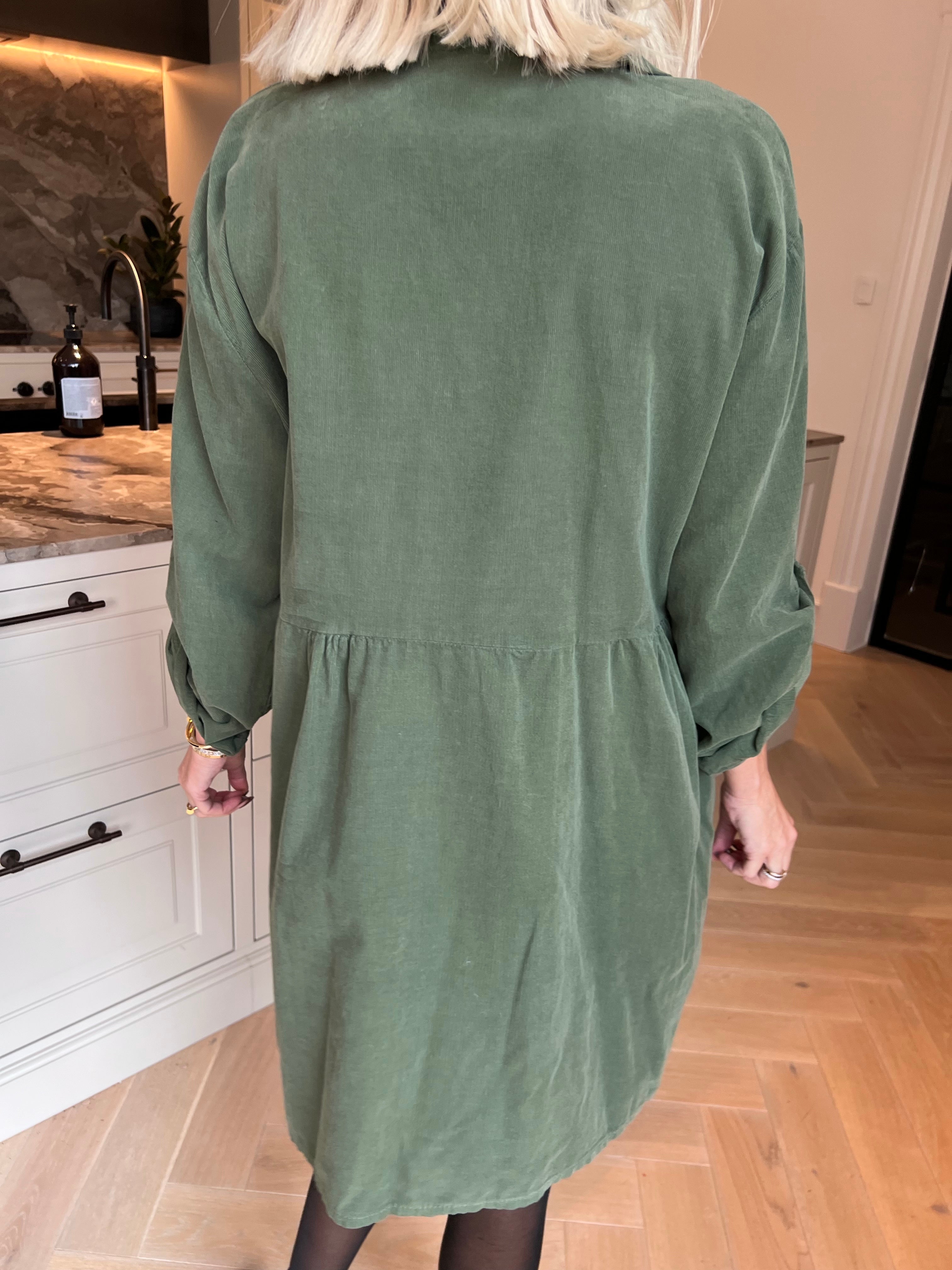 Lisette - Skjortklänning i mjuk sammet med en snygg skärning i midjan som ger klänningen ett feminint fall