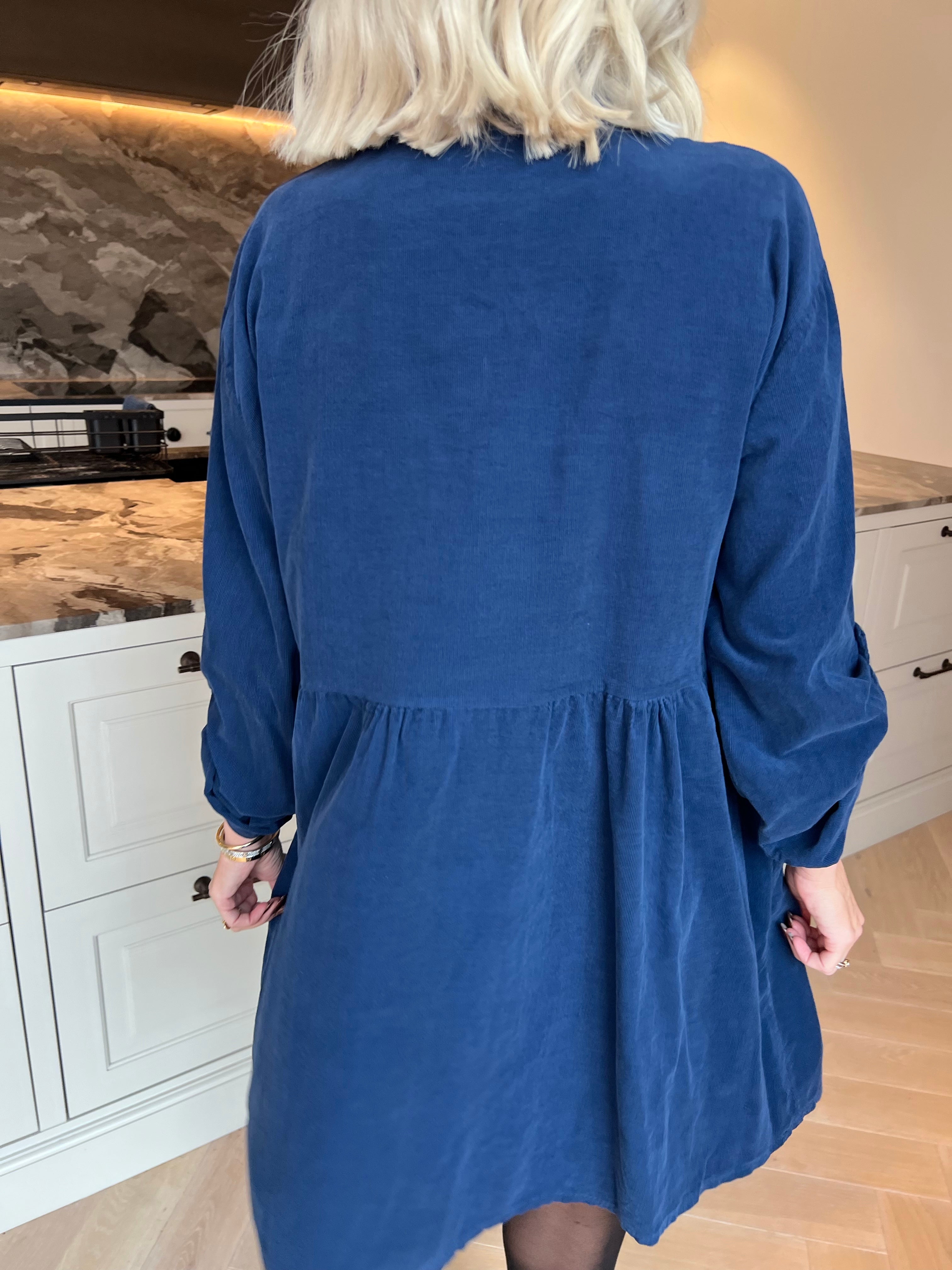 Lisette - Skjortklänning i mjuk sammet med en snygg skärning i midjan som ger klänningen ett feminint fall