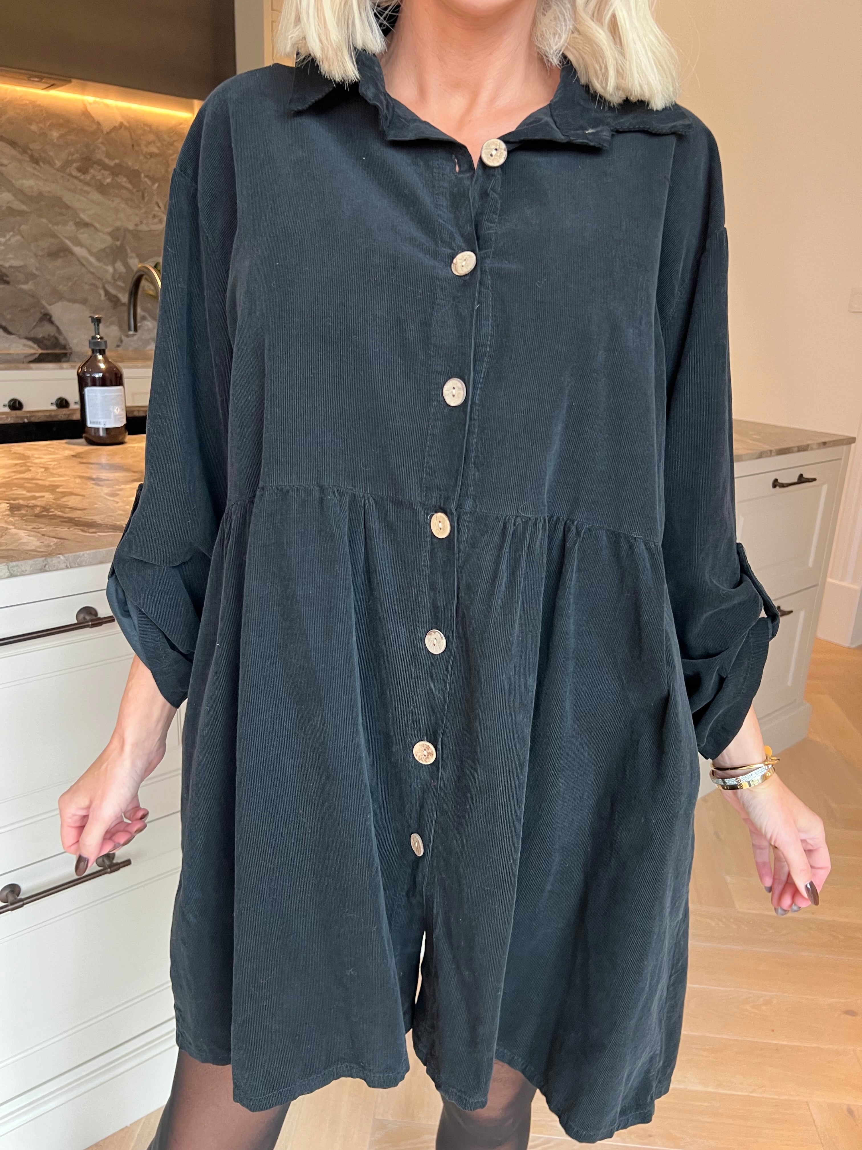 Lisette - Skjortklänning i mjuk sammet med en snygg skärning i midjan som ger klänningen ett feminint fall