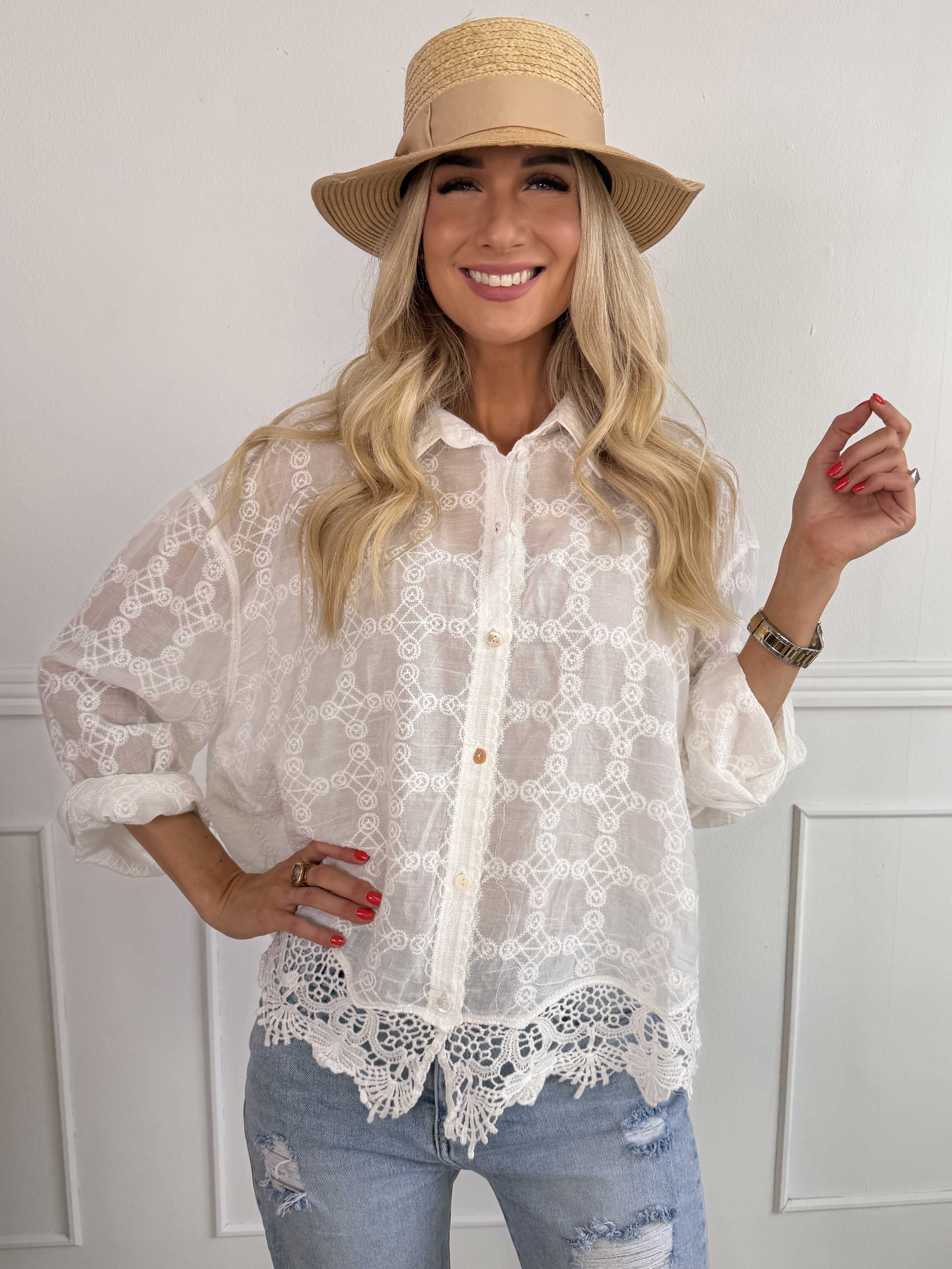 Litzy - Feminin bomuldsskjorte med fine broderier og blondekant