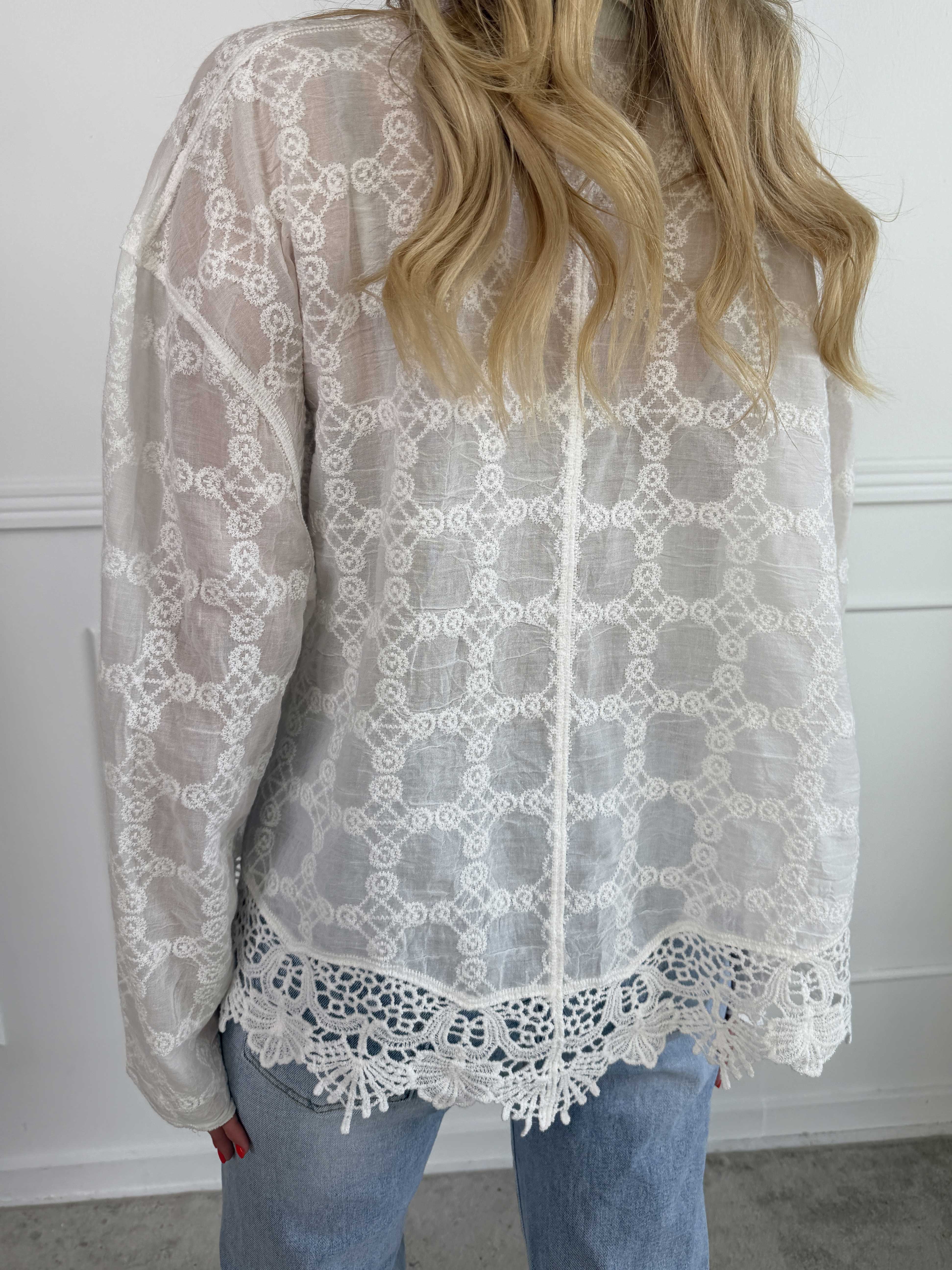 Litzy - Feminin bomuldsskjorte med fine broderier og blondekant