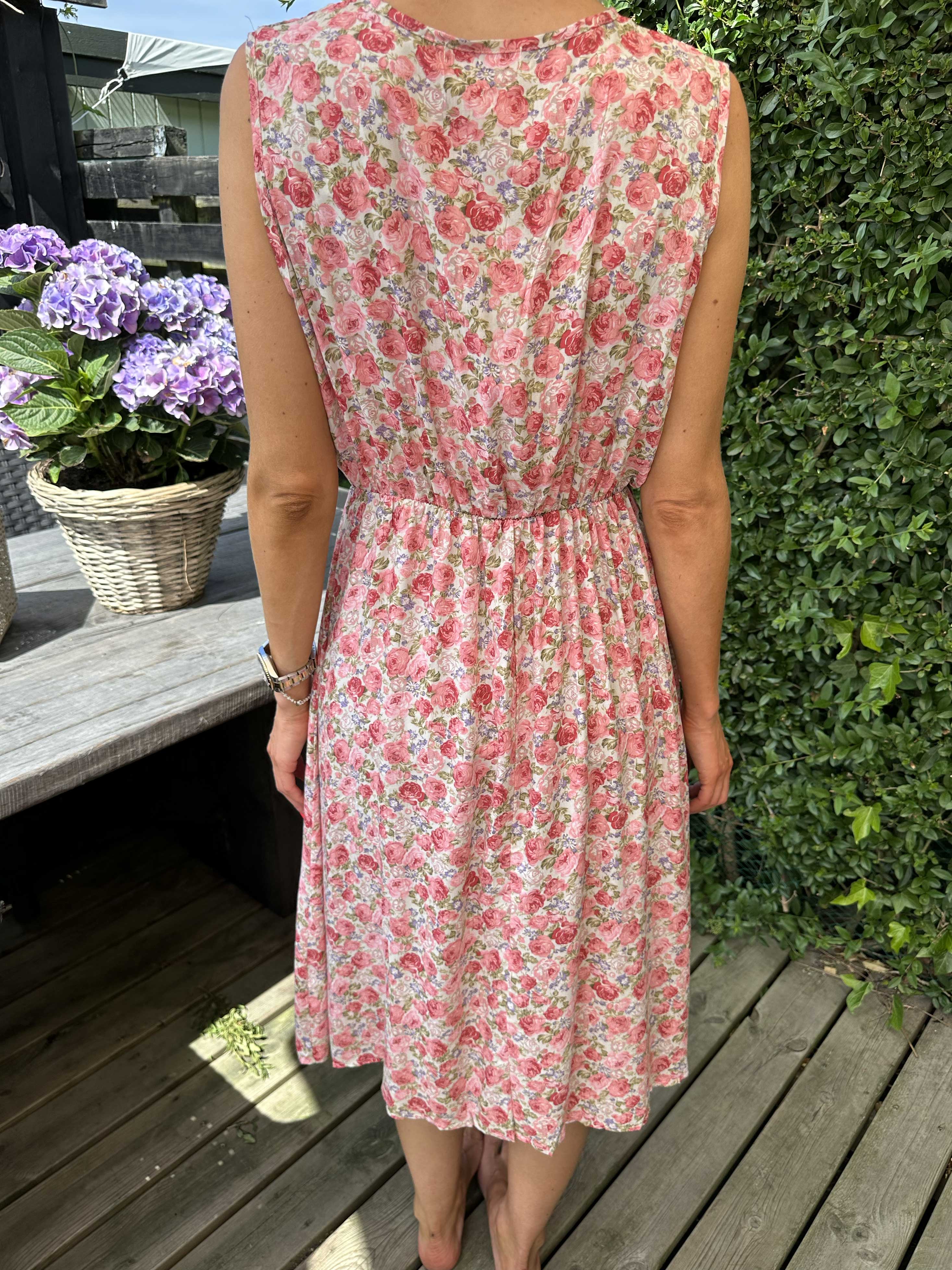 Liv - Söt klänning i småblommigt mönster