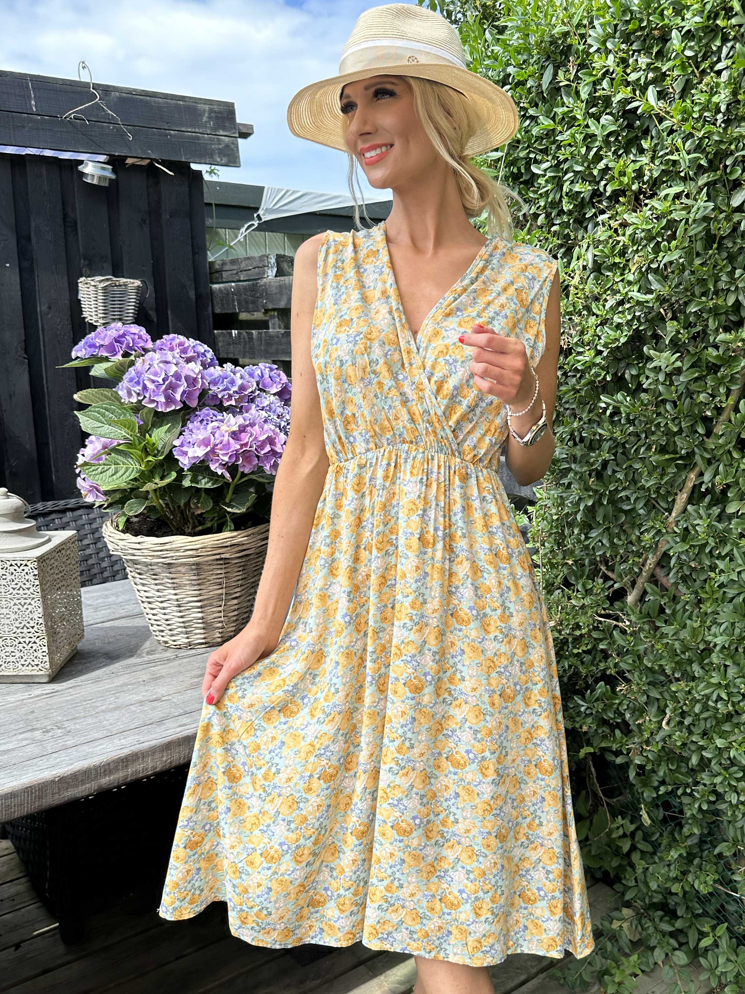 Liv - Söt klänning i småblommigt mönster