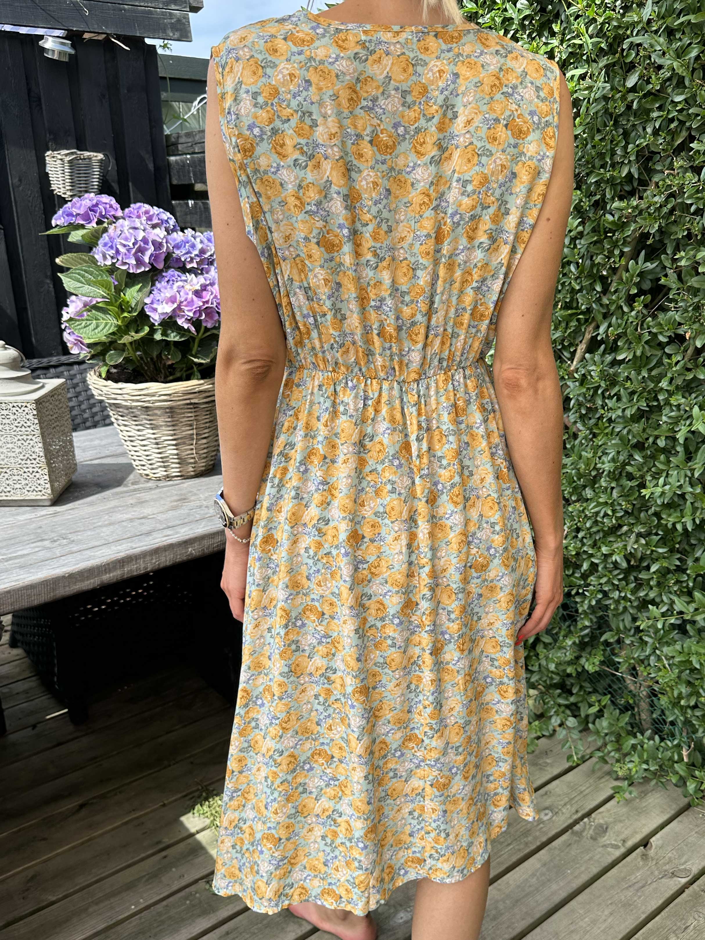 Liv - Söt klänning i småblommigt mönster