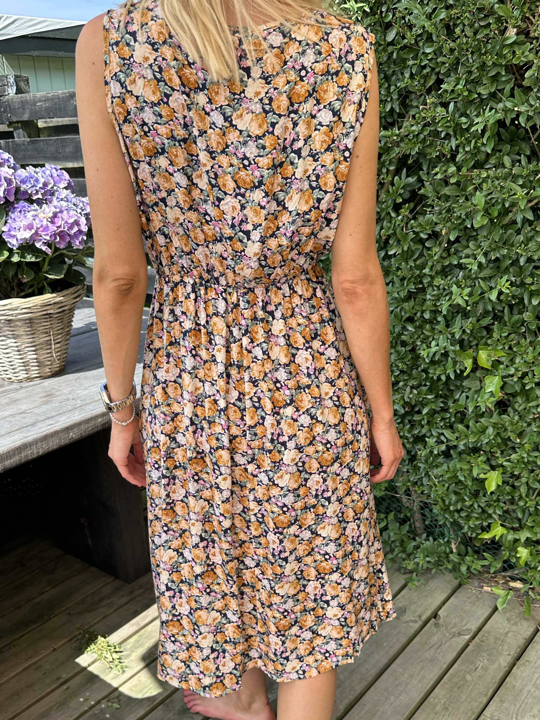 Liv - Söt klänning i småblommigt mönster