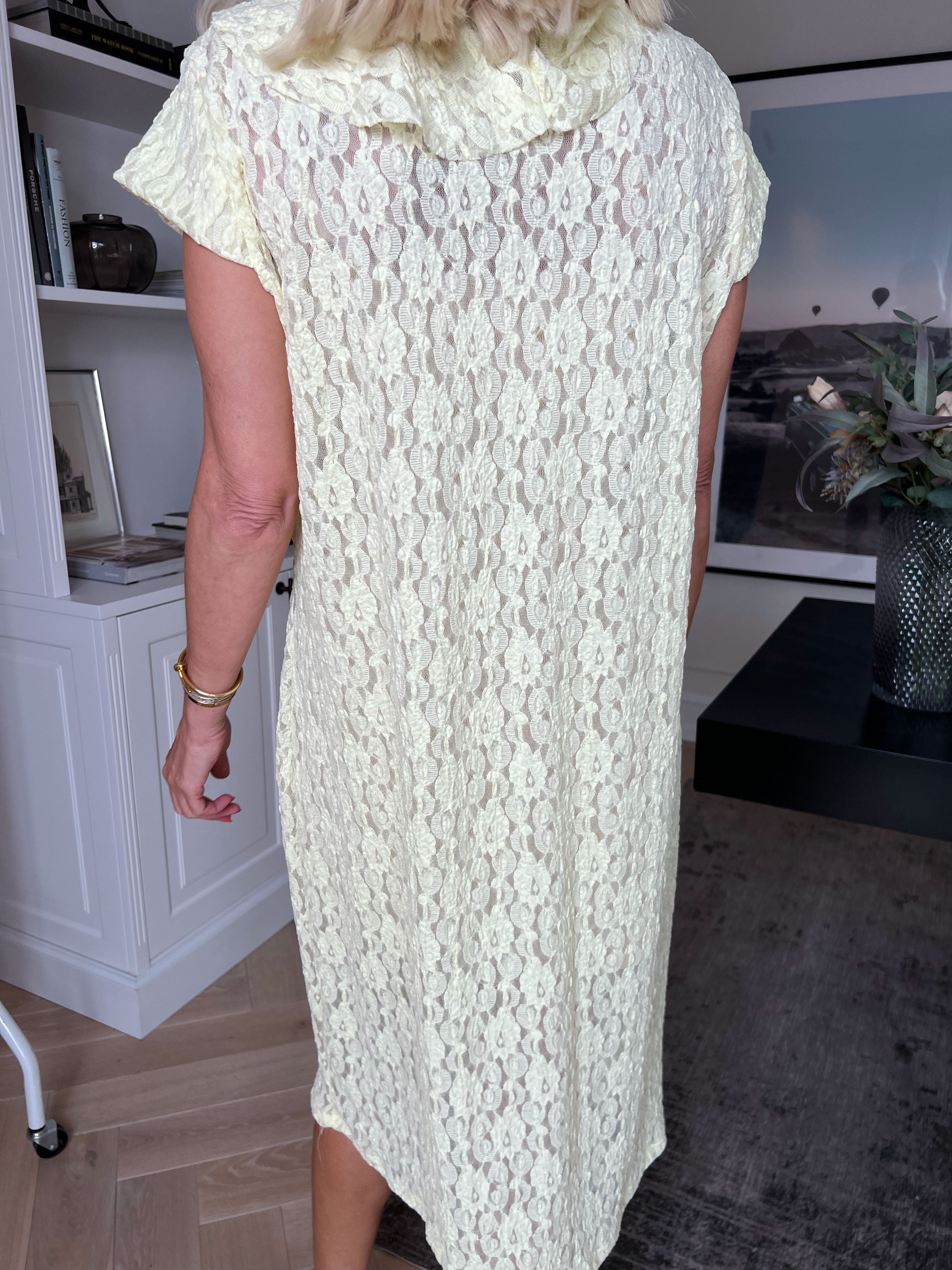 Liza - Plus size kjole i blød, transparent blonde med en fin flæsedetalje foran
