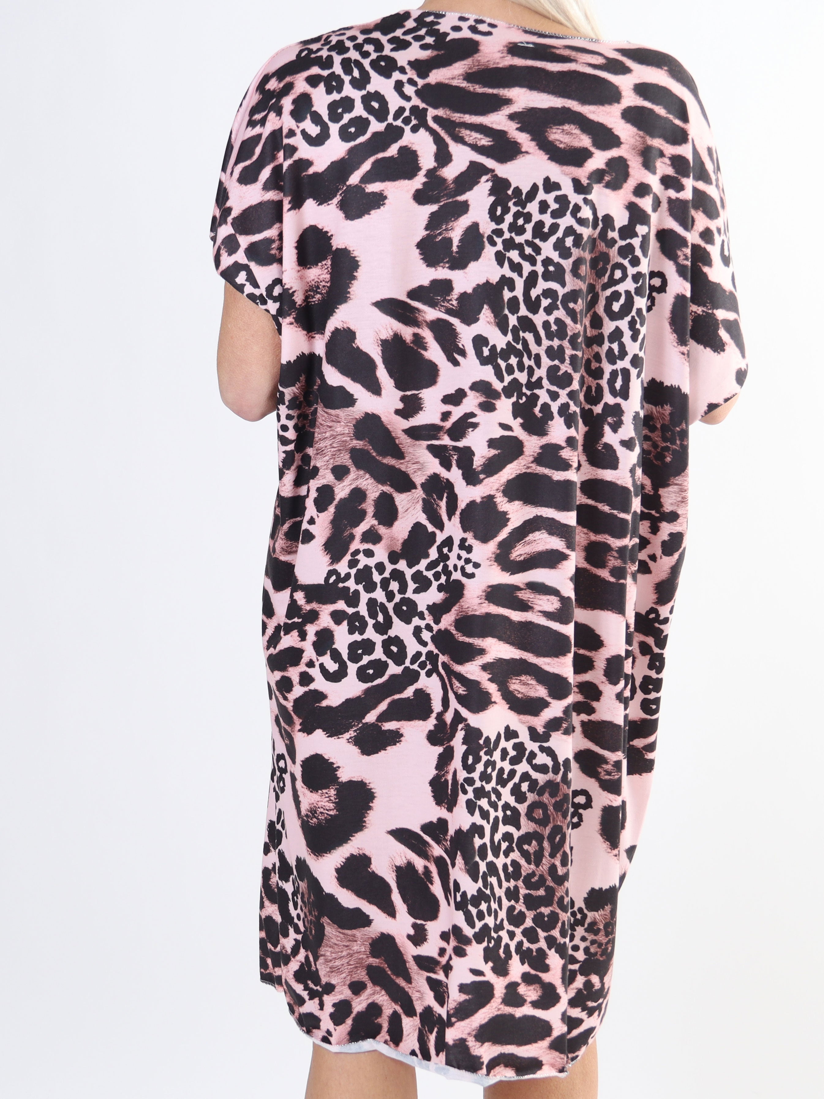 Lizzie - Mycket mjuk klänning med djurmönster och v-ringning i plus size